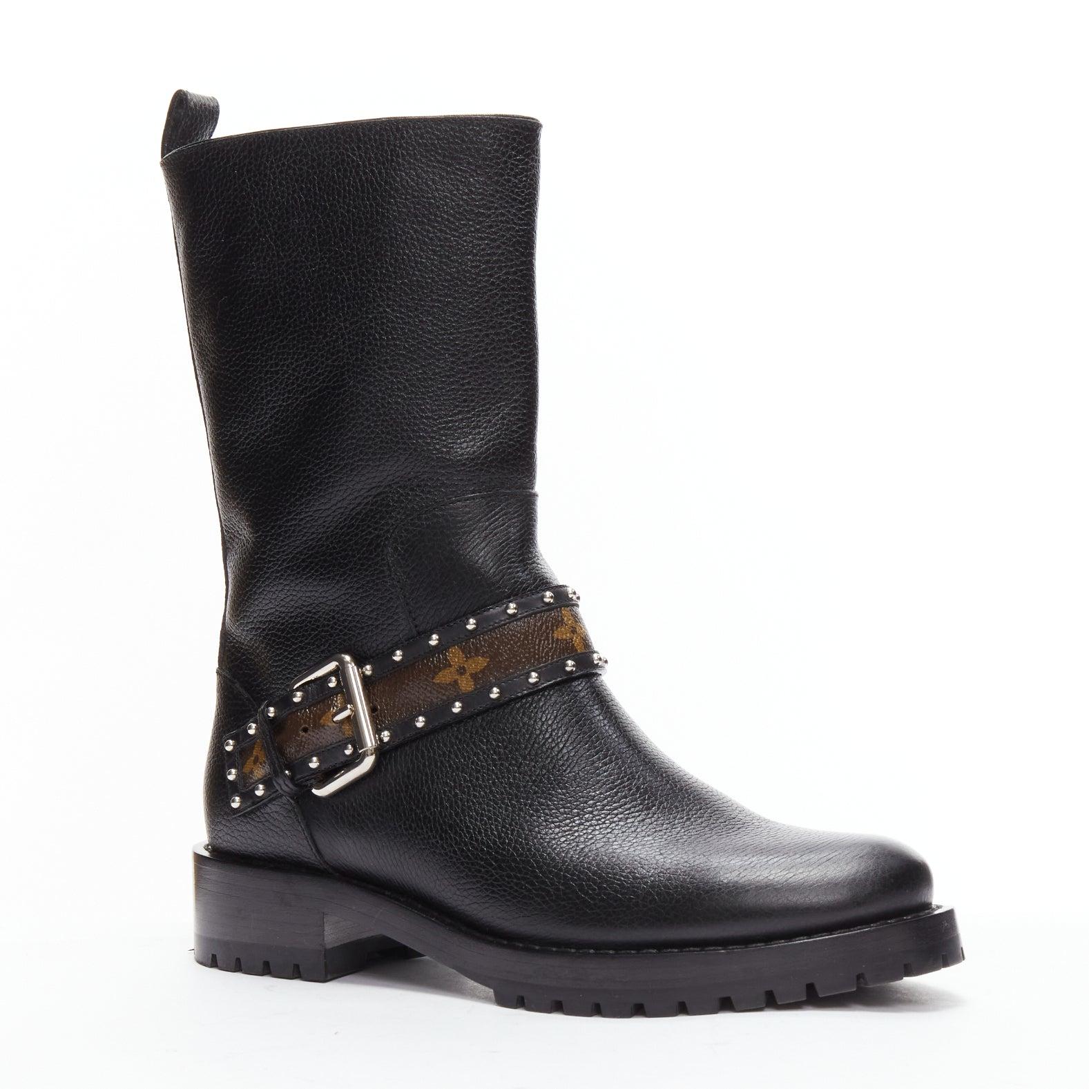 LOUIS VUITTON LV monogram top strap pull on motorcycle boots EU37
Reference: TGAS/D00668
Brand: Louis Vuitton
Designer: Nicolas Ghesquiere
Material: Leather, Canvas
Color: Black, Brown
Pattern: Monogram
Closure: Slip On
Lining: Black Leather
Extra