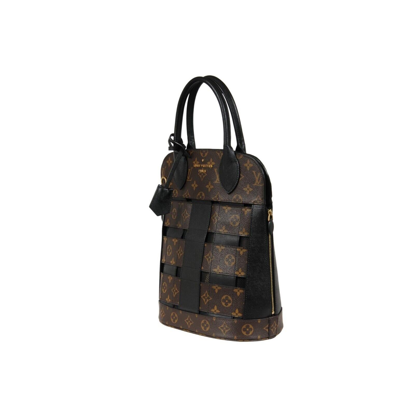 - Esterno in Monogram marrone

- Chiusure laterali con zip

- Prodotto in Italia

- Alla borsa manca la tracolla 

- Nessun sacchetto per la polvere 



Condizioni: 

La borsa è in ottime condizioni e non presenta alcuna imperfezione di rilievo