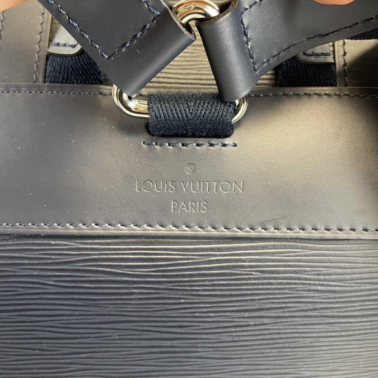 Louis Vuitton - LV - NEW Christopher MM Medium Navy Blue Backpack
Measurements

Width: 13 in / 33.02 cm
Height: 17.5 in / 44.45 cm
Depth: 5 in / 12.7 cm
Handle Drop: 2.5 in / 6.35 cm
Details

Made In: France
Color: Navy Blue
Accessories: Dust