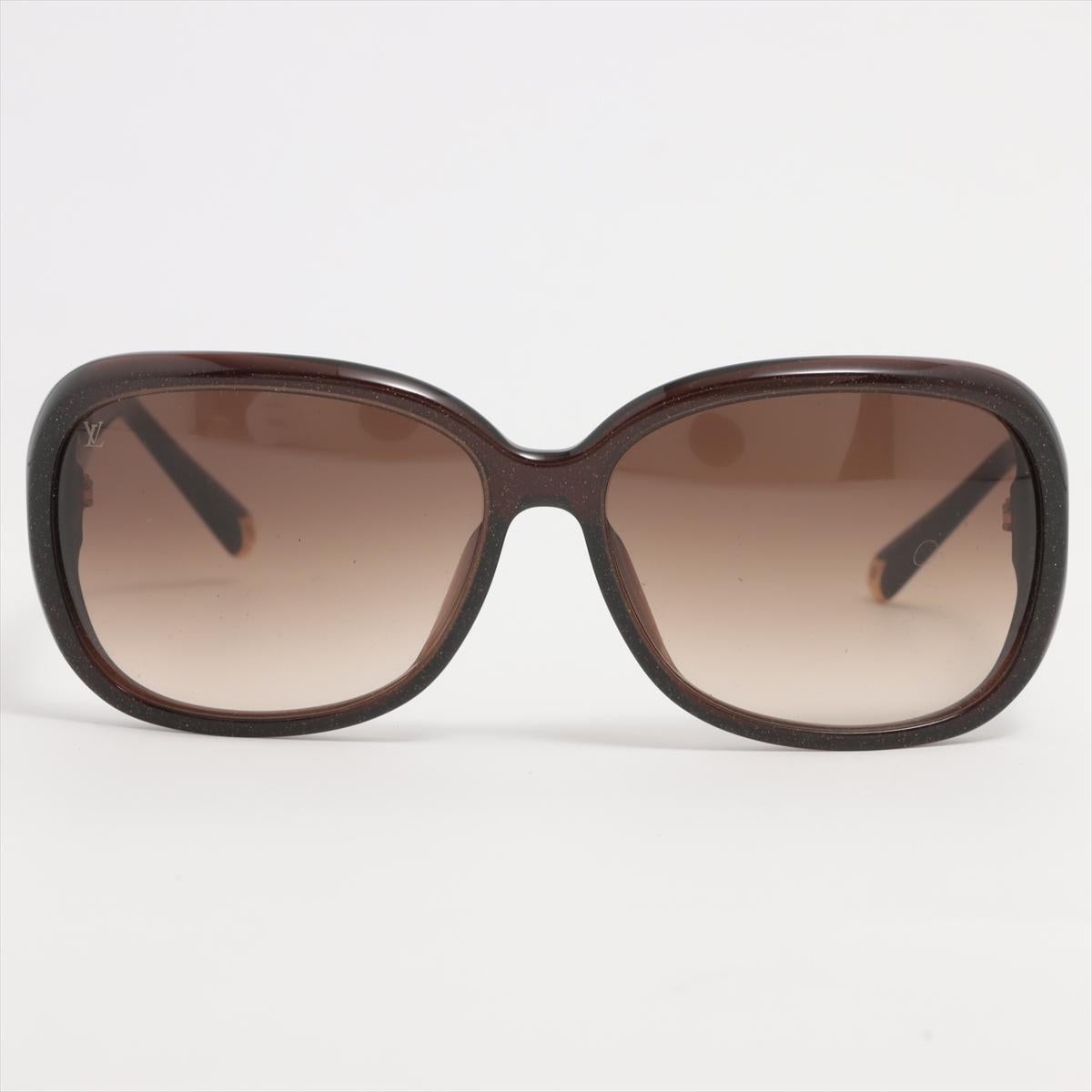 Die LV Obsession Round Sonnenbrille ist eine neue Version des Bestsellers, die mit einem funkelnden Finish neu erfunden wurde. Die übergroßen Gläser haben einen Acetatrahmen mit Glitzereffekt, der durch leuchtende Hardware-Akzente noch verstärkt