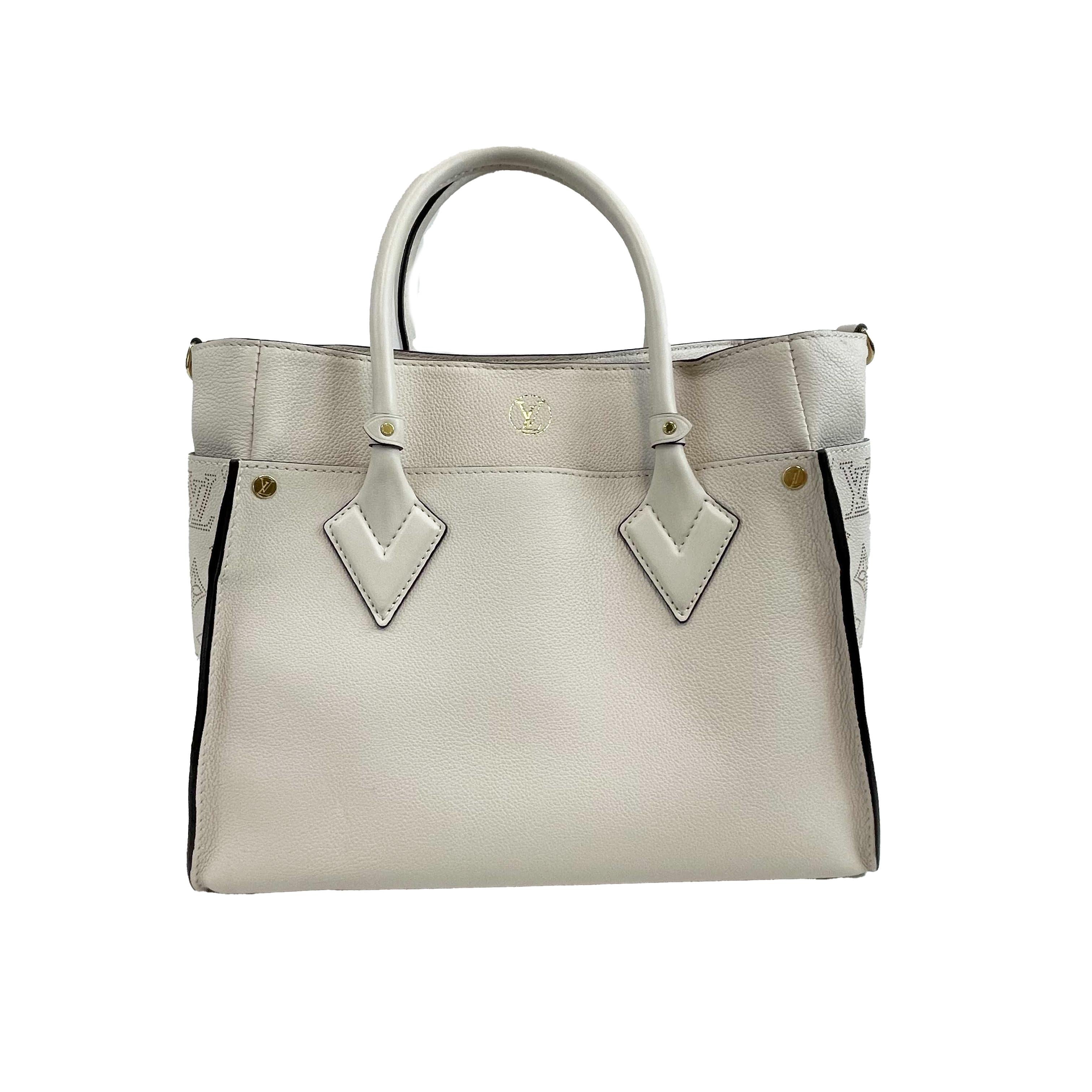 Louis Vuitton - Excellent - On My Side MM - Beige - Handbag

Description

* Calfskin
* Cowhide-leather trim
* Microfiber lining
* Gold-color hardware
* Turn lock closure
* 2 outside pockets on the side
* 2 outside pockets on the front and back