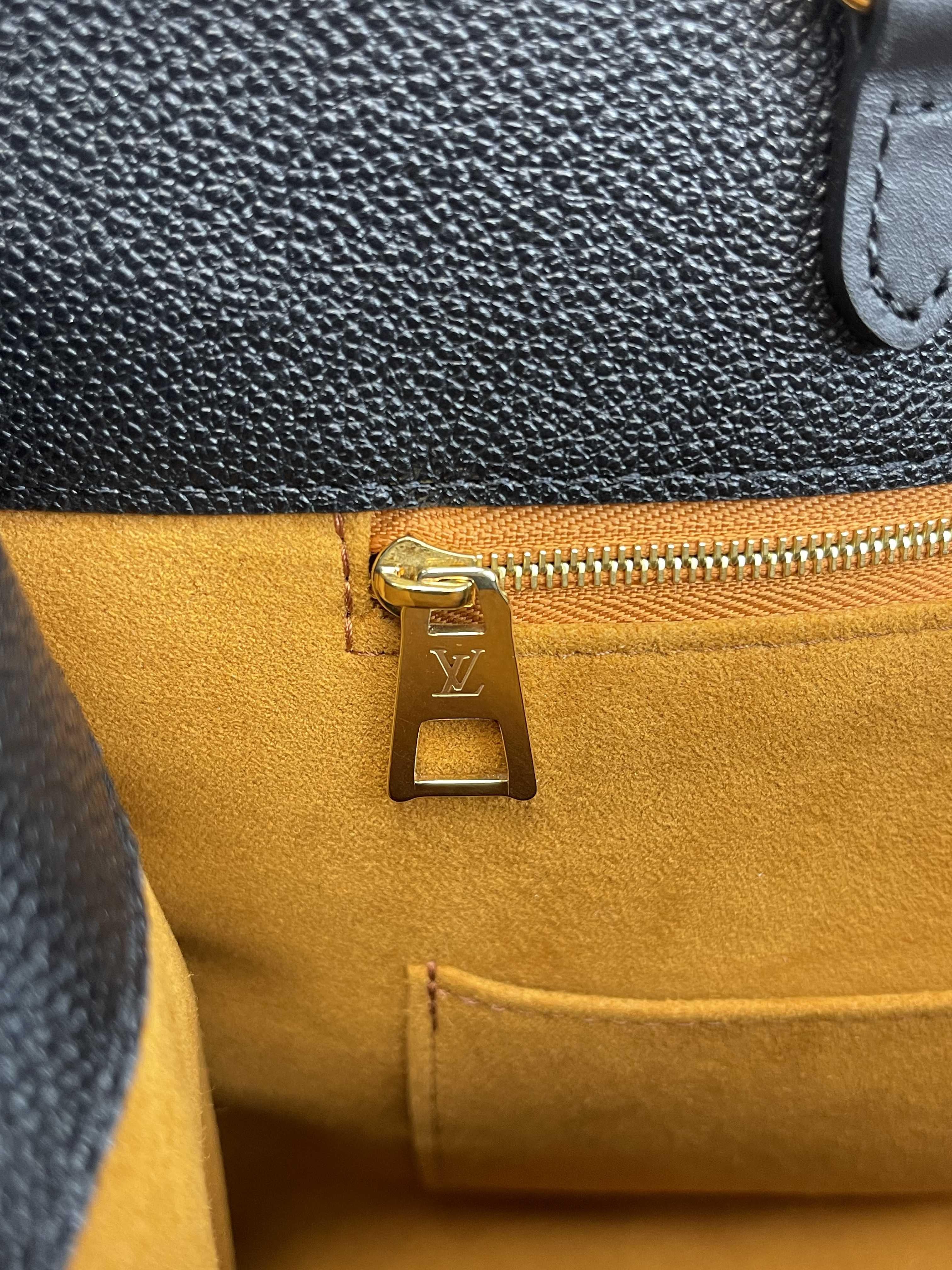 Louis Vuitton - LV OnTheGo MM - Black Leather Tote w/ Shoulder Strap In Excellent Condition In Sanford, FL
