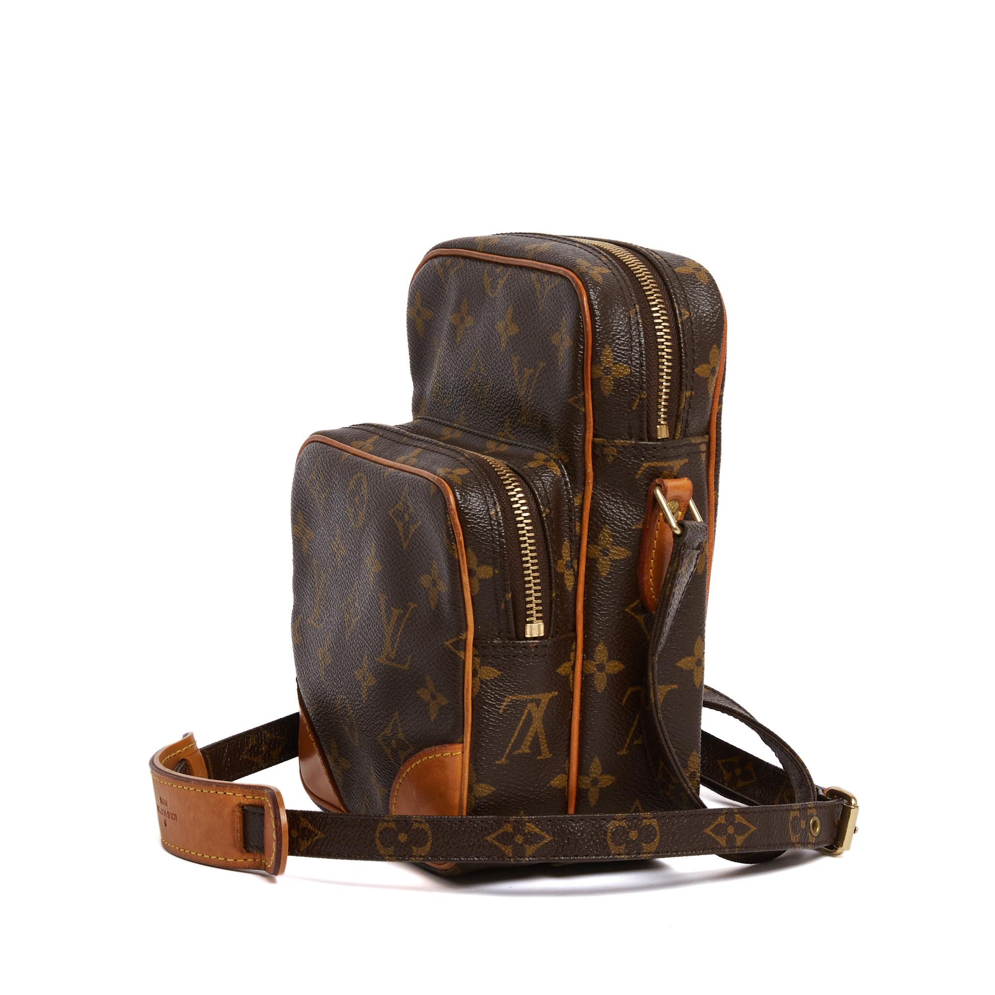 Louis Vuitton Amazone model reporter bag in LV Monogram coated canvas and natural leather, brown leather interior with a patch pocket, 1 large pocket on the front, both closed with a gold metal zip, adjustable shoulder strap in coordinated canvas