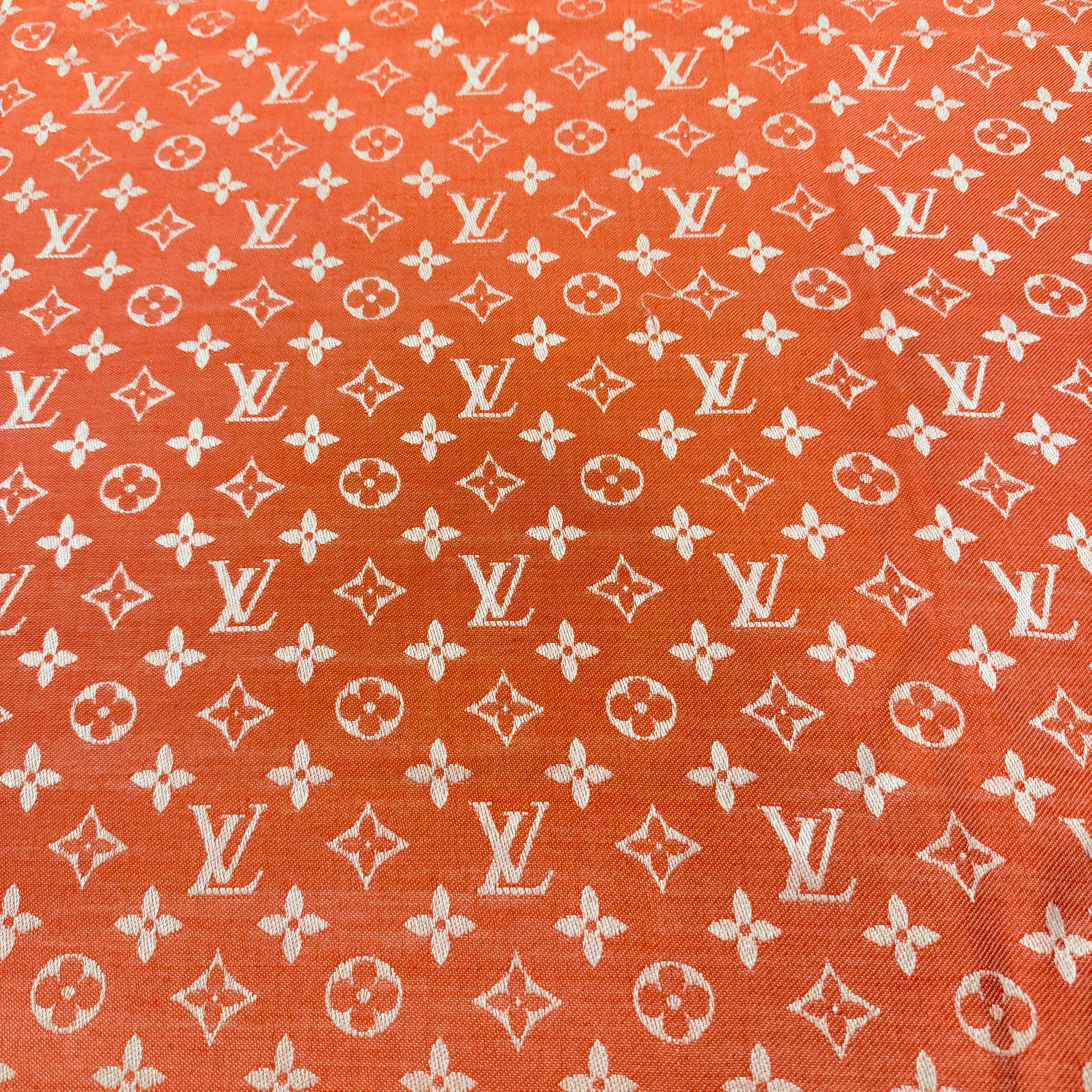 Louis Vuitton robó
Logo LV
Seda (60%) y lana (40%)
Flecos
145 x 140 cm (57 x 55,1 pulgadas)
Con caja
Estado : algunos hilos arrancados y algunas manchas (ver fotos)
Envío rápido a todo el mundo incluido en el precio
Tus preguntas/mensajes de interés