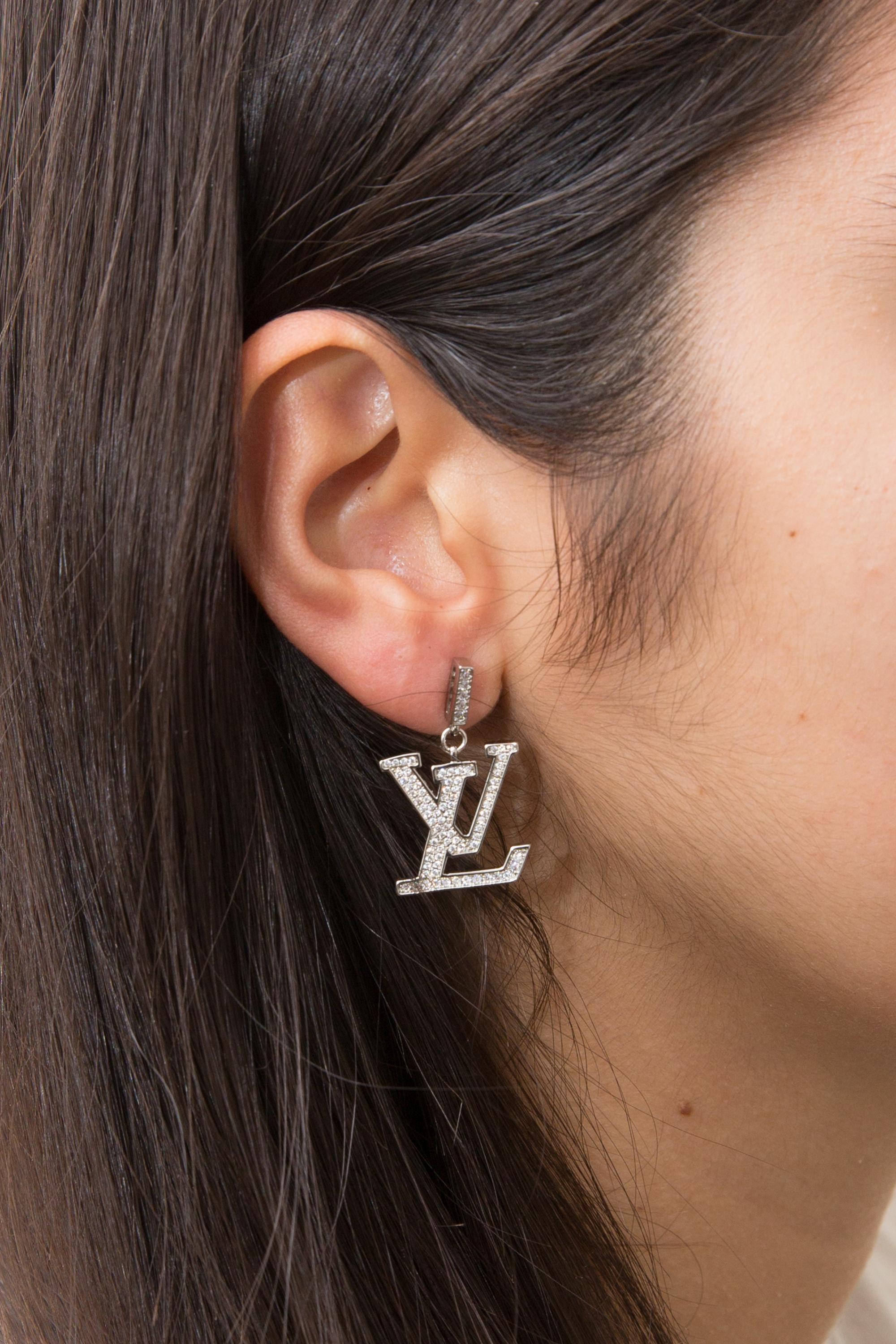 Louis Vuitton LV Pendientes largos tono plata en Bueno Estado en Paris, FR