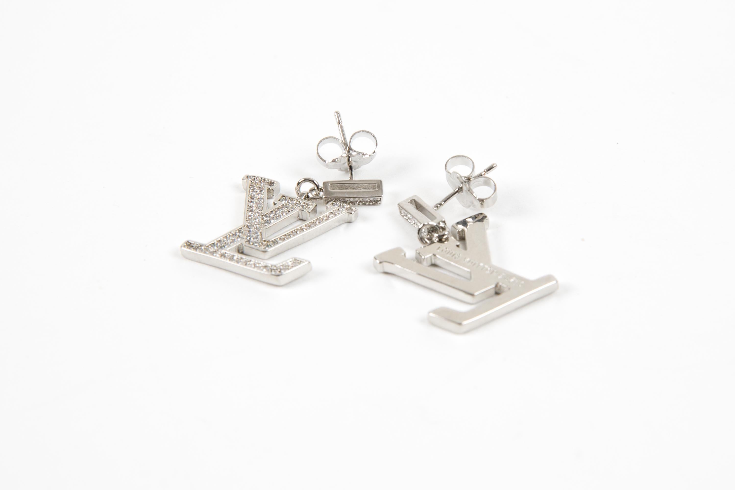 De las mujeres Louis Vuitton LV Pendientes largos tono plata