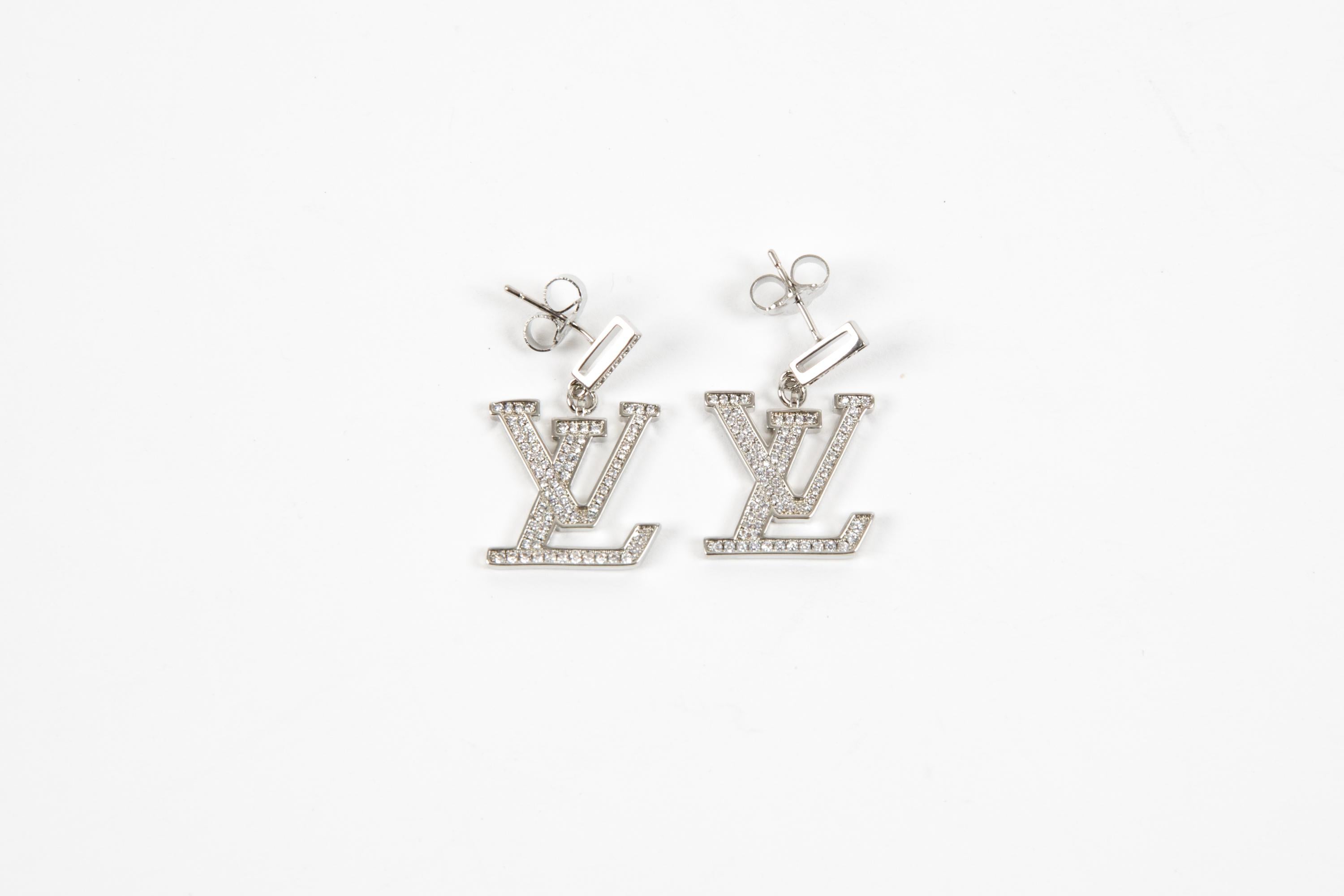 Louis Vuitton LV Pendientes largos tono plata 1