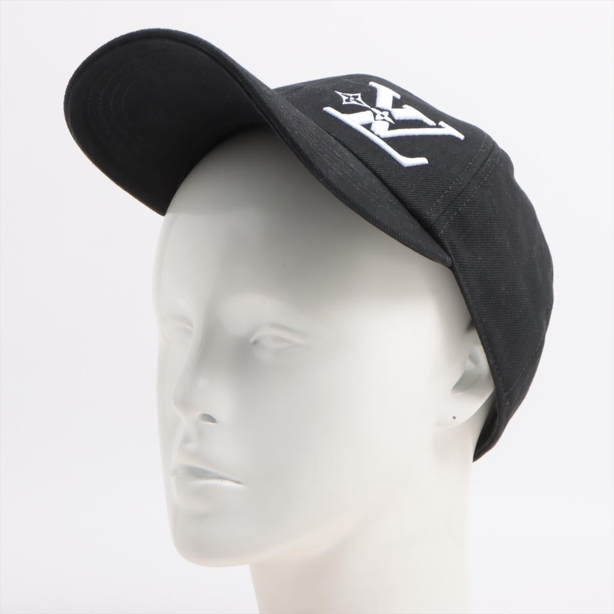 La Gorra LV Smash Cap de Louis Vuitton en negro es un accesorio elegante y moderno que combina el lujo con el estilo urbano. Fabricada con materiales de alta calidad, la gorra presenta un color negro que le añade un toque de versatilidad, haciéndola