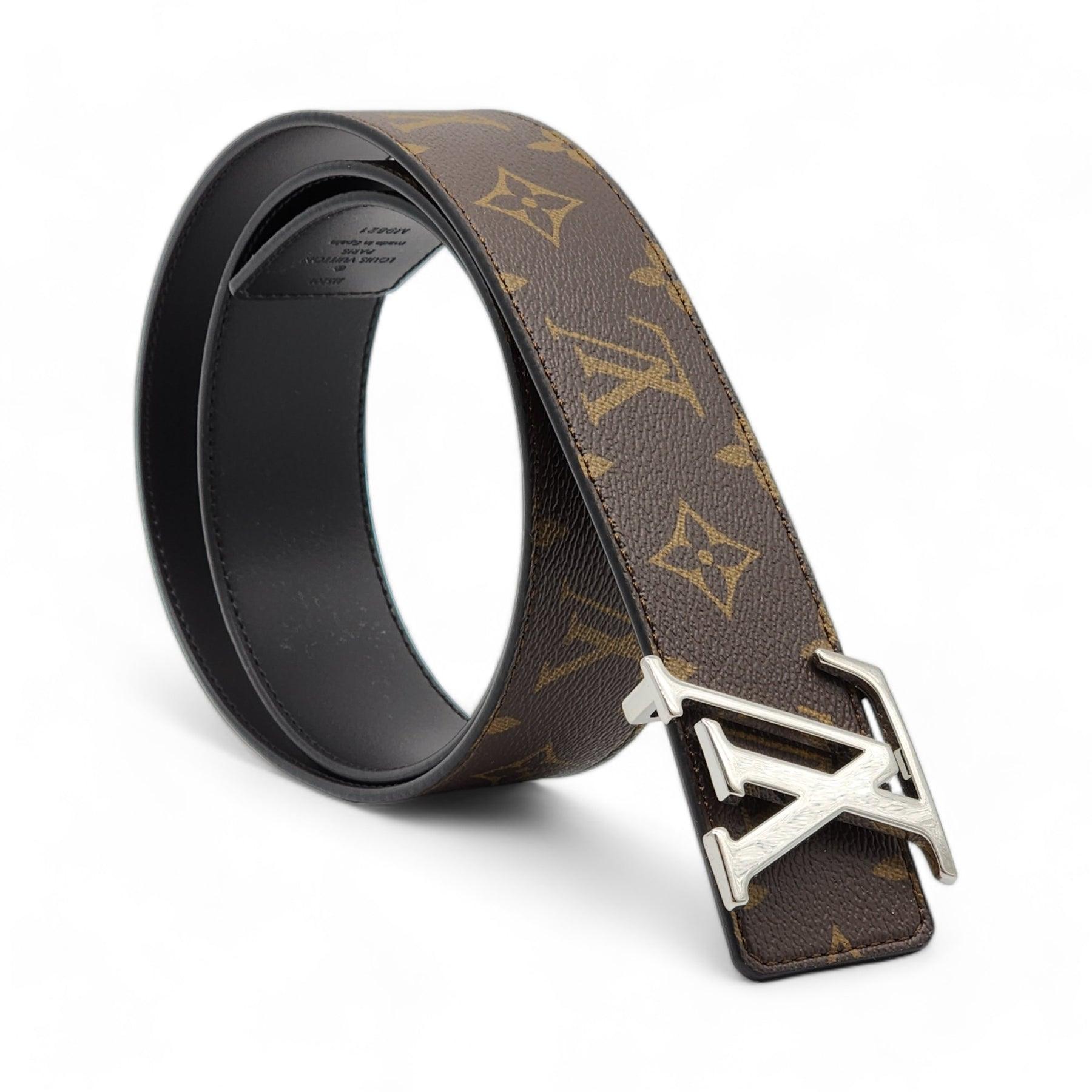 Reversible: Monogram canvas on one side, smooth black calf leather on the other.

Shiny silvery LV buckle.

Additional information:
Material: Calf leather
LV style: M9821
Color: Brown/Black
Size: 40 EU
Country: Spain
Dimension: Width: 40 mm / 1.6