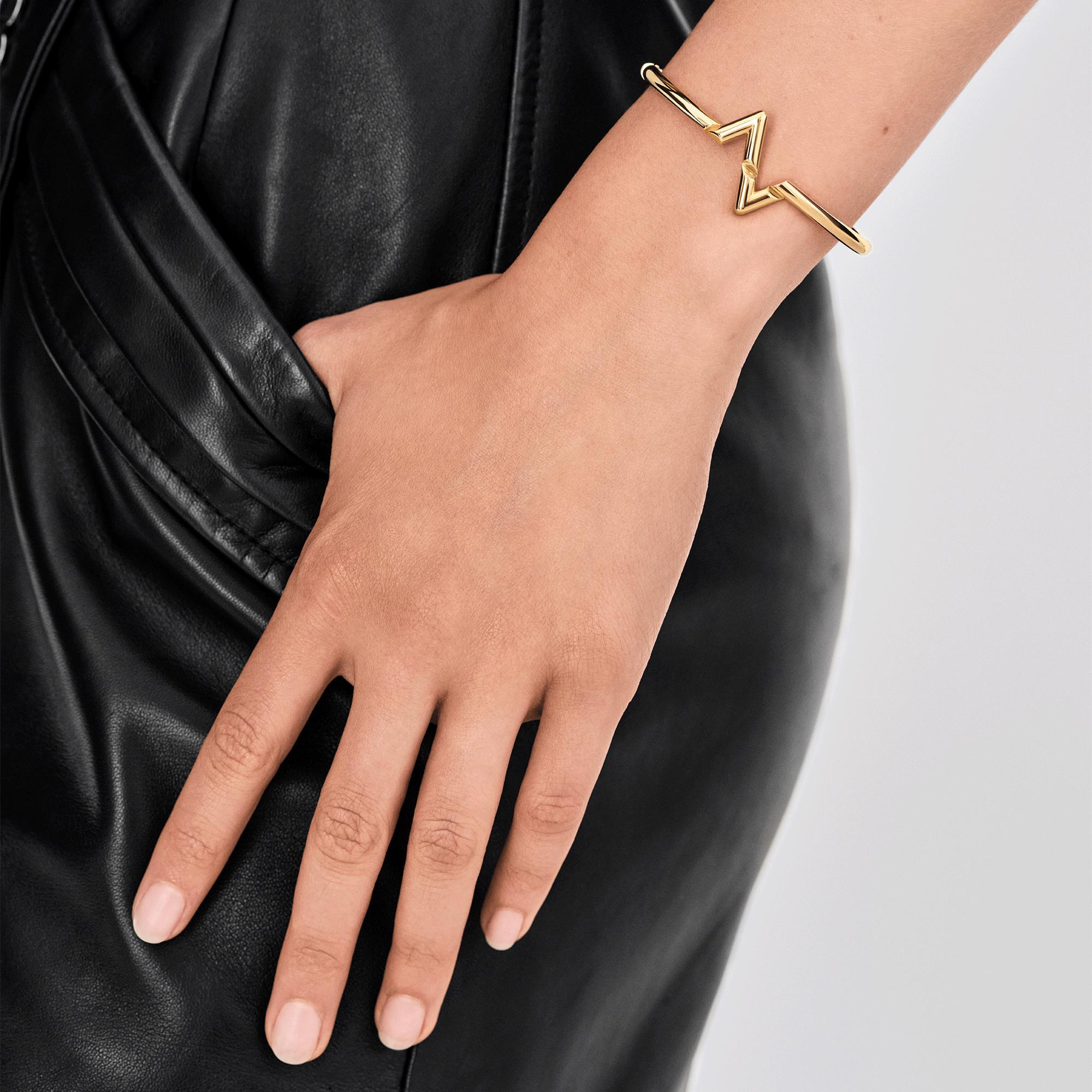 Louis Vuitton LV Volt Collection bracelet in 18k yellow gold.
Retail price : 7,850 €.
Condition: excellent.
Size : 16 (medium).
Weight : 27.48 gr.
Motif width : 2 cm.
Marked : eagle's head hallmark and maker's mark.
Signed Louis Vuitton and