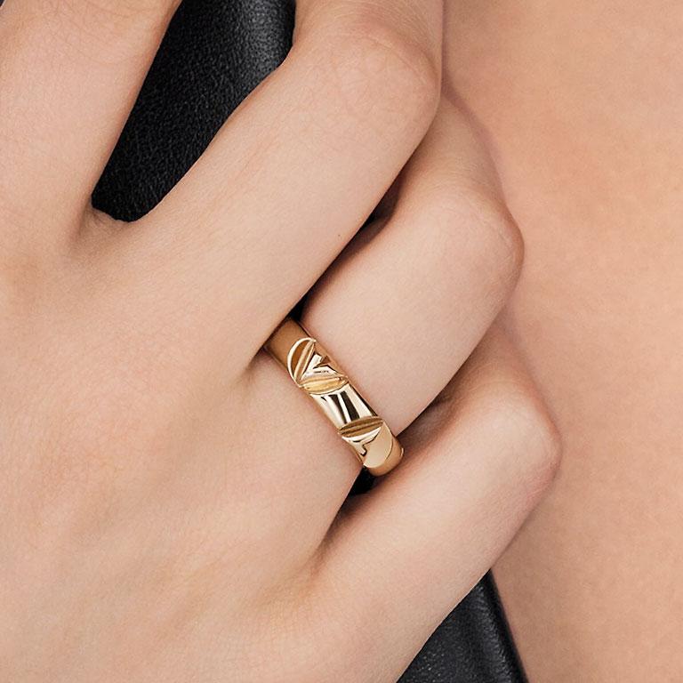 The LV Volt ring in 18-karat gold is part of the LV Volt collection for men and women, a tribute to the energy of the iconic LV initials. The two letters split apart and repeat at regular intervals, generating a smooth tempo. Hallmarked 