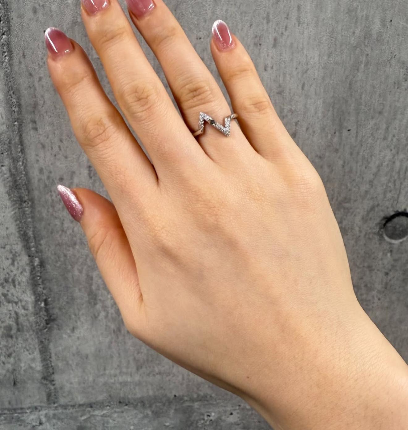 LOUIS VUITTON LV Volt 18K Weißgold Q9Q31D Ring mit Diamanten auf der Oberseite und Daunen im Angebot 8