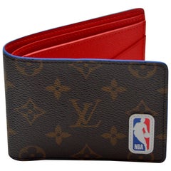 Louis Vuitton LV x NBA, portefeuille deux volets avec logo rouge blanc et bleu et monogramme marron