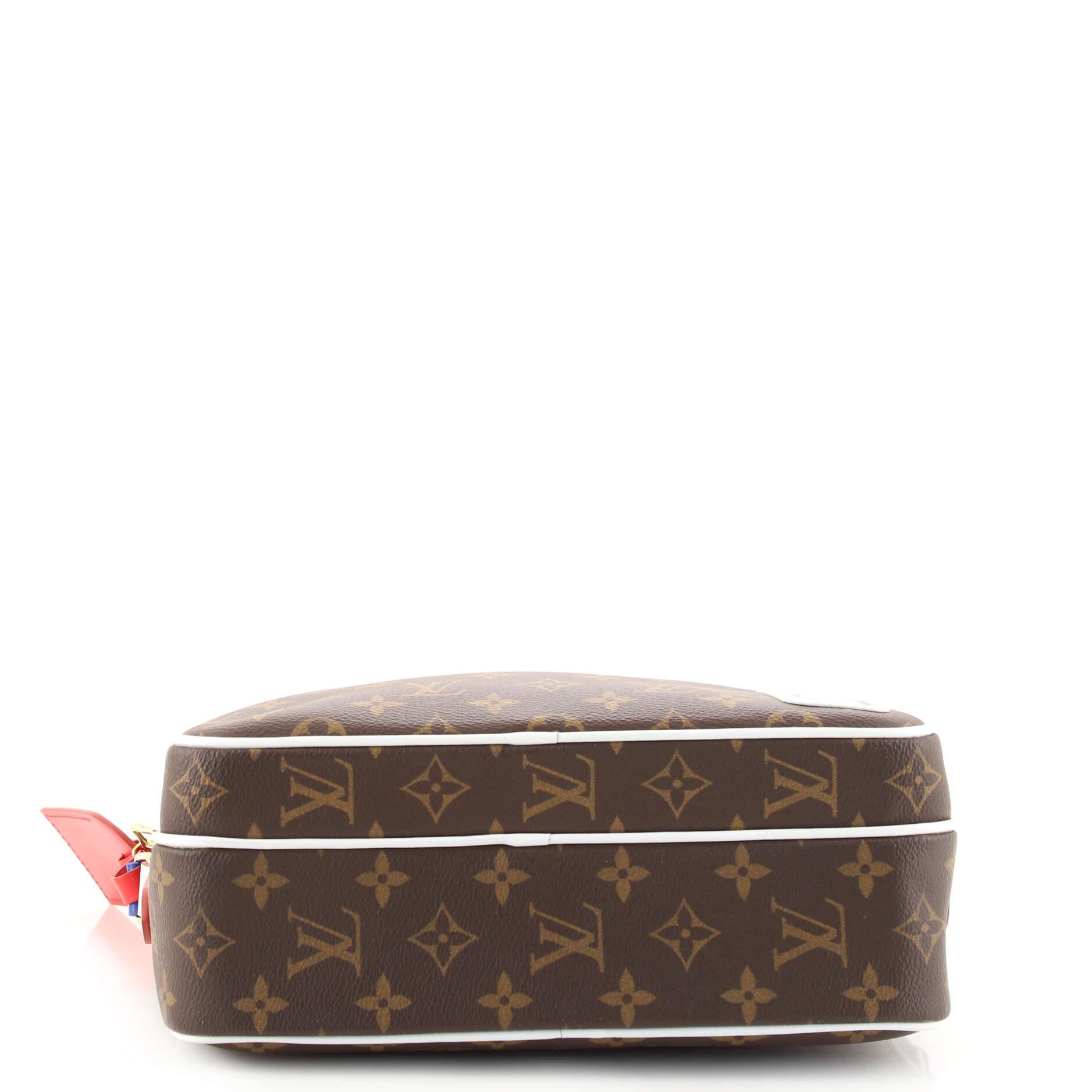 LV x NBA Nil Messenger Bag von Louis Vuitton aus Segeltuch mit Monogramm im Zustand „Gut“ in NY, NY
