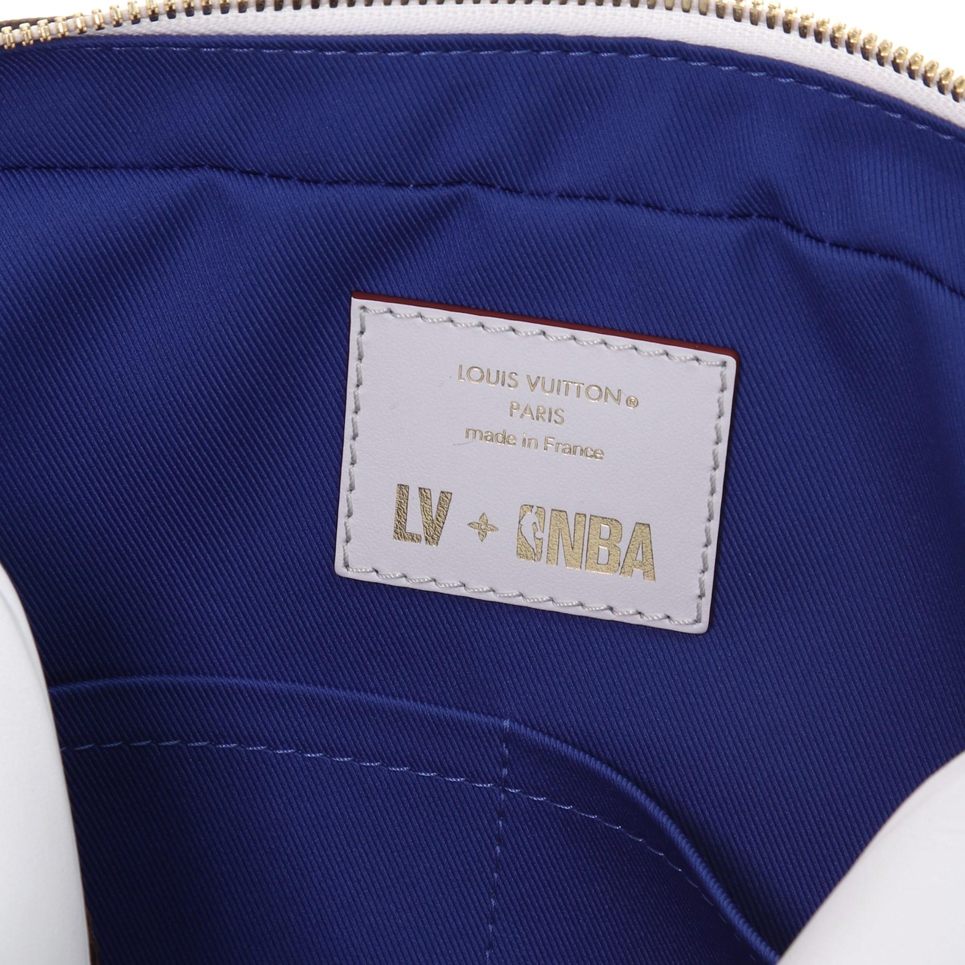 Sac messager Louis Vuitton LV x NBA Nil en toile monogrammée Bon état à NY, NY