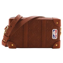 Soft Trunk Tragbare Louis Vuitton LV x NBA Brieftasche aus geprägtem Leder mit Monogramm