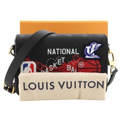 LV x NBA Studio Messenger Bag von Louis Vuitton mit Monogramm aus Empreinte-Leder