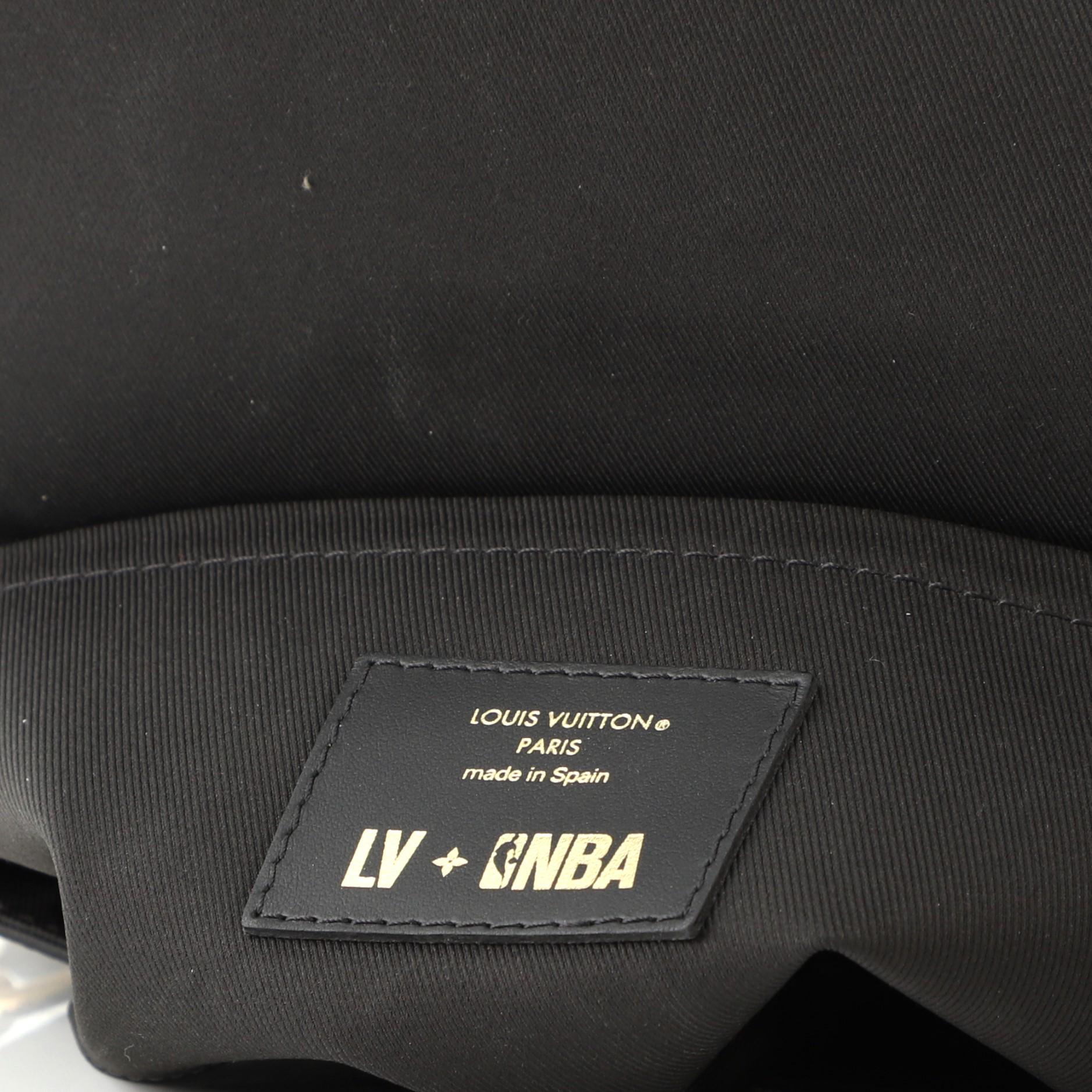 Louis Vuitton LV x NBA Studio Messenger Bag aus bedrucktem, geprägtem Leder mit Monogramm (Schwarz)