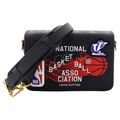 Louis Vuitton LV x NBA Studio Messenger Bag aus bedrucktem, geprägtem Leder mit Monogramm