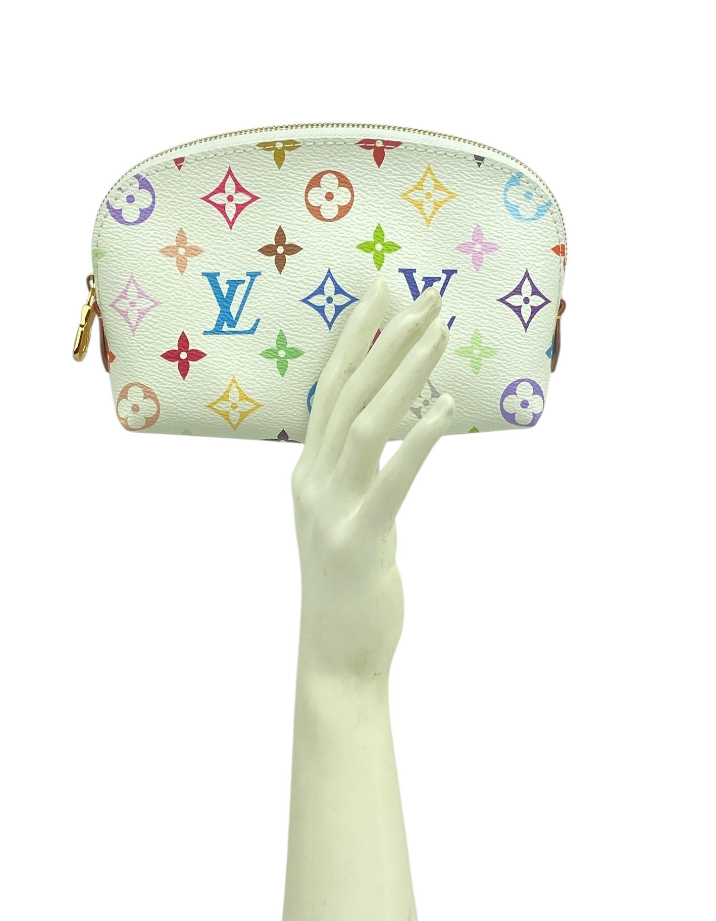 Louis Vuitton Limited Edition LV x TM Murakami Multicolor Kosmetiktasche PM

Hergestellt in: Frankreich
Farbe: Multicolored
Hardware: Goldtone Hardware
MATERIALIEN: Beschichtetes Segeltuch und mit Rindslederbesatz
Innenfutter: