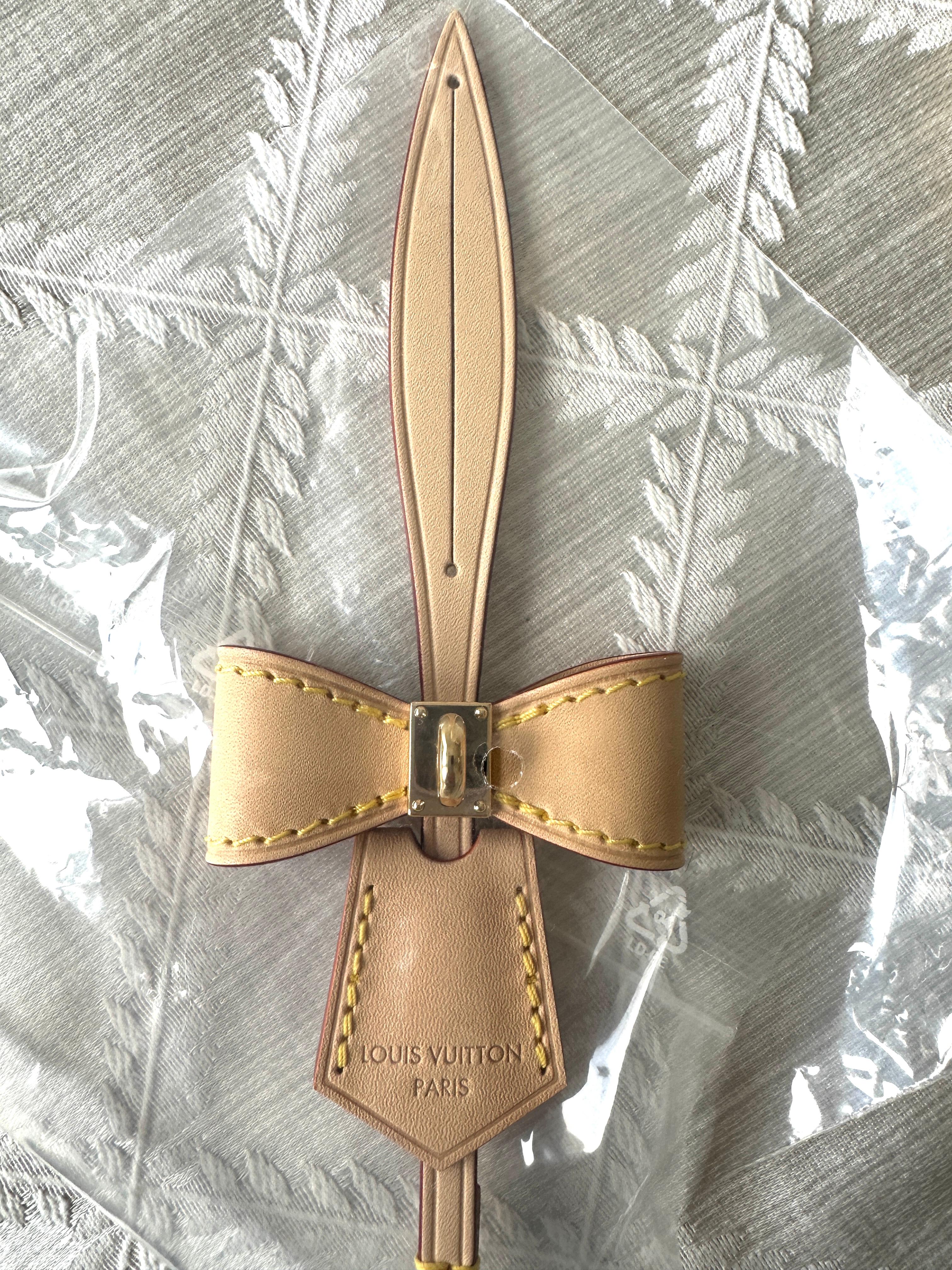 LOUIS VUITTON
EXTREMELY LIMITED EDITION
Remake of the original ICONIC Murakami White Multicolor Speedy
Our pictures are of the actual bag you will receive


Dimensions: 9.8