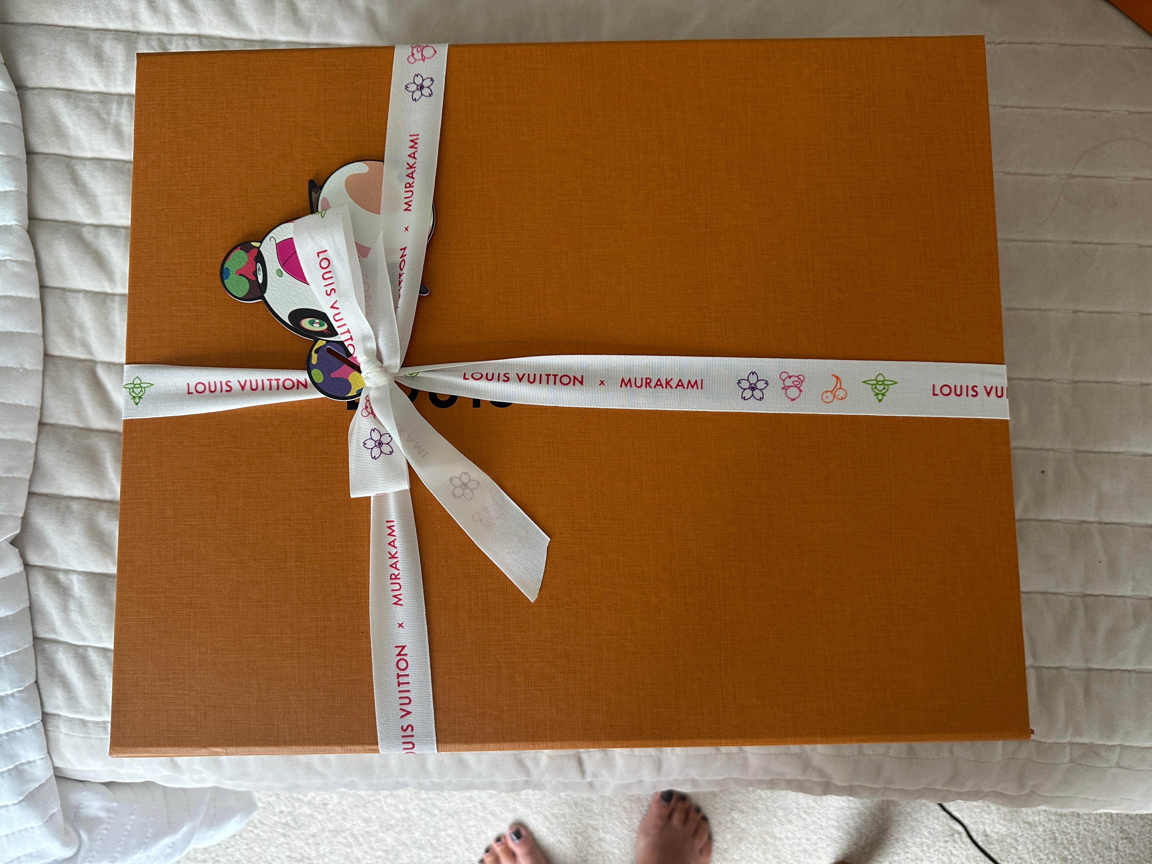 Der 20. Jahrestag von Murakami
Sehr begrenzte Collection'S
Ein Muss für den Sammler
Zustand: Neu, gerade von Louis Vuitton Boutique gekauft
Zubehör:Tags, LV Box, Schutzhülle. Alles auf den Fotos abgebildet
Modell: TM Cherry Blossom Speedy