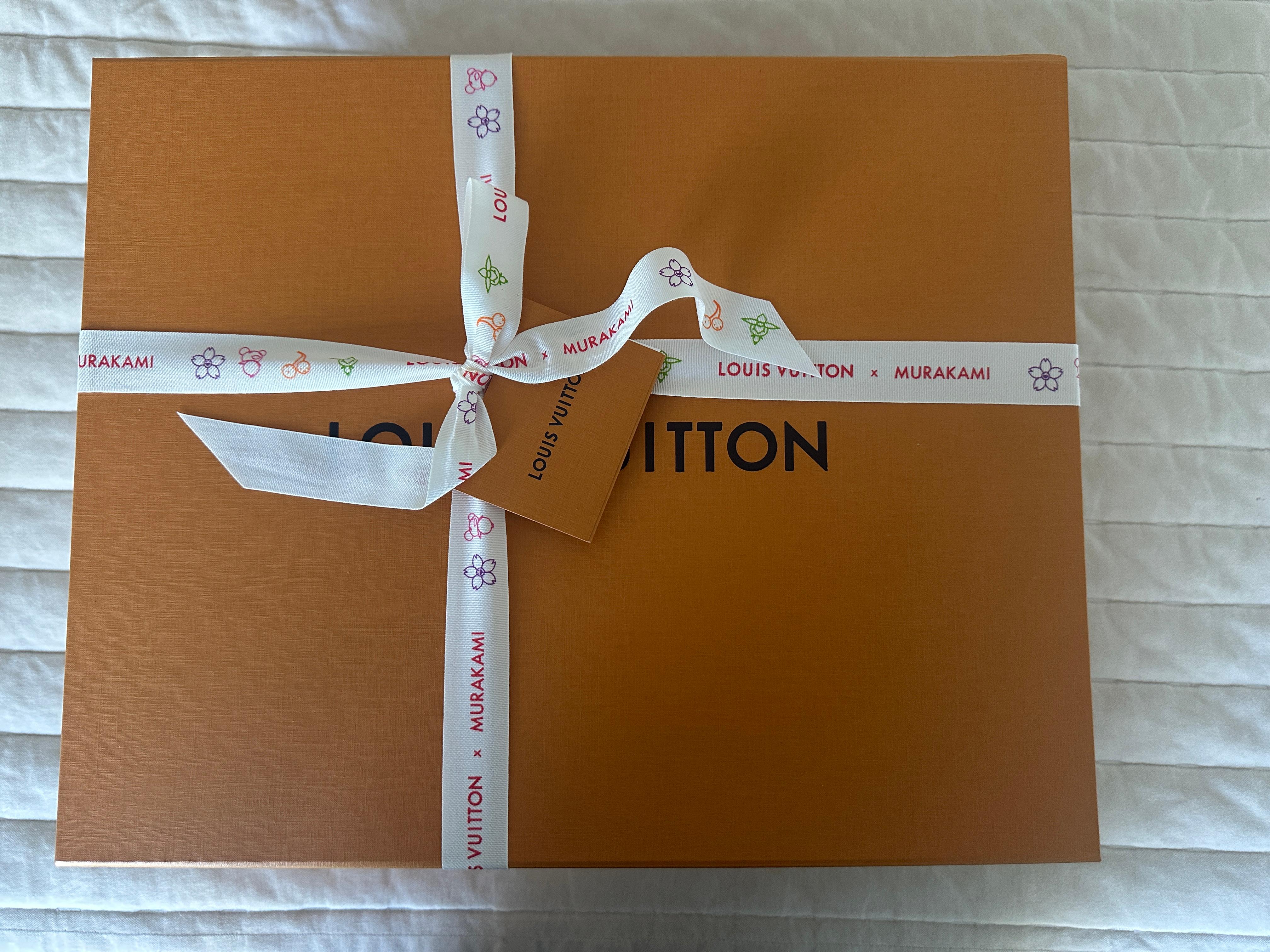 Le 20e anniversaire de Murakami
Collectional très limitée
Indispensable pour le collectionneur
Condit : Nouveau vient d'être acheté dans la boutique Louis Vuitton
Accessoires : étiquettes, boîte LV, housse de protection. Tout ce qui est montré dans