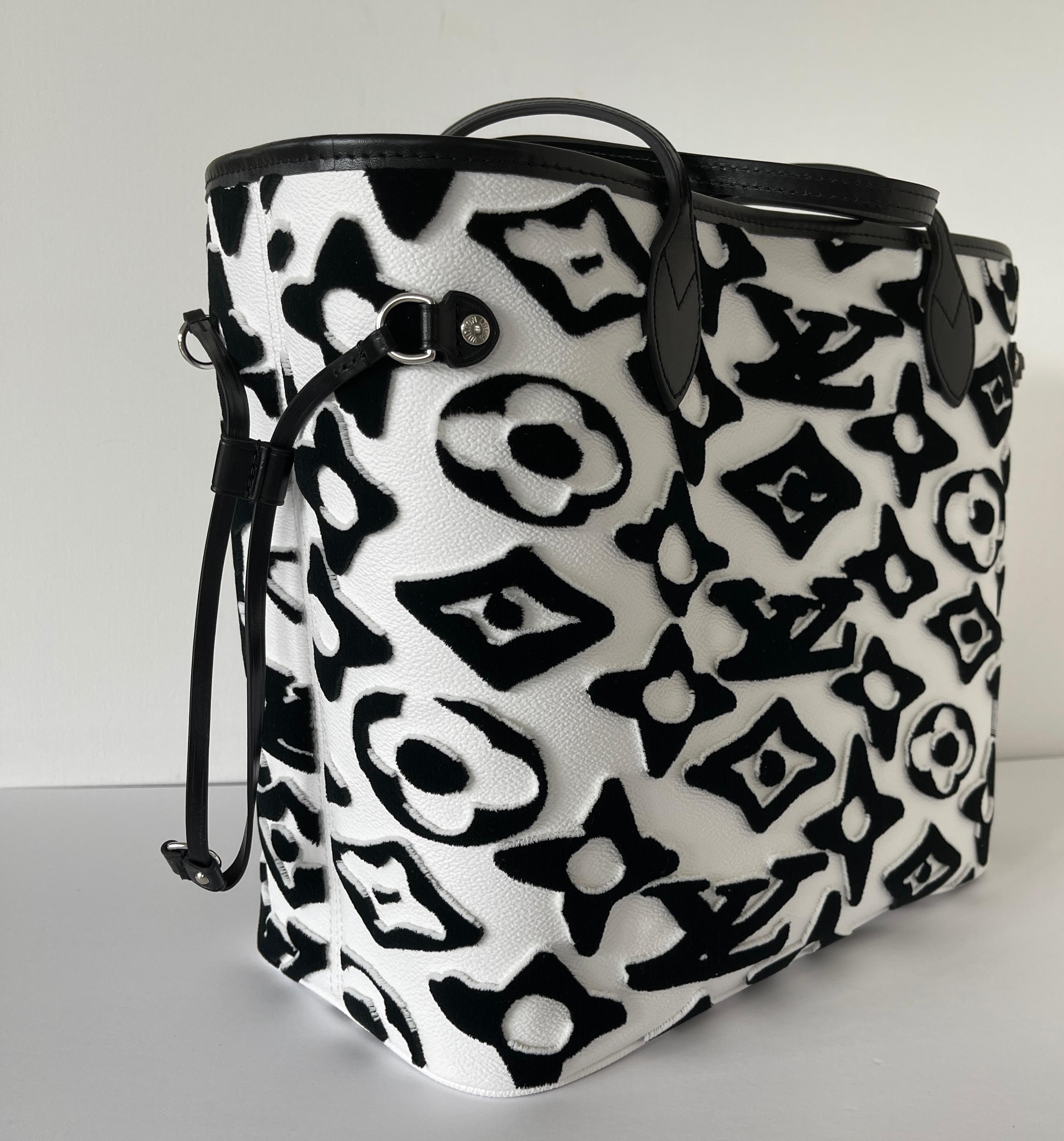 LOUIS VUITTON
EXTREMELY LIMITED EDITION
LOUIS VUITTON
EXTREMELY LIMITED EDITION
In collaboration with Fischer
This black and white soldout the first day of release!
12.2 x 11 x 5.5 inches
(length x Height x Width)
White / Black
Tufted Monogram