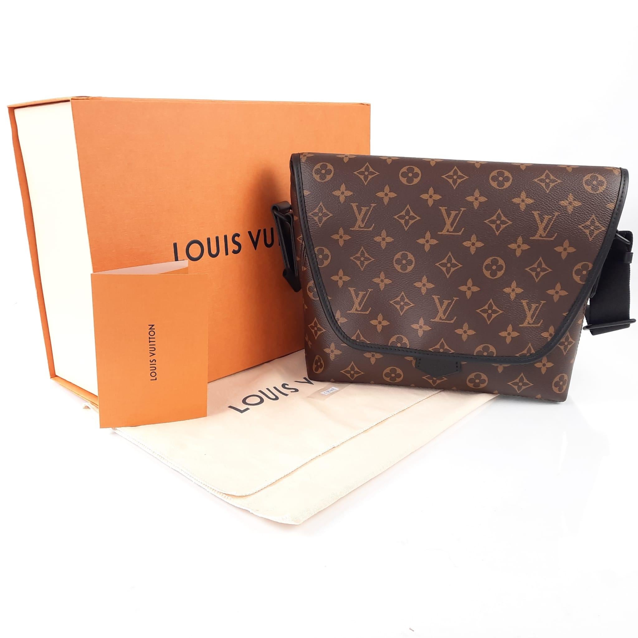 Men's Louis Vuitton Magnetic Messenger bag