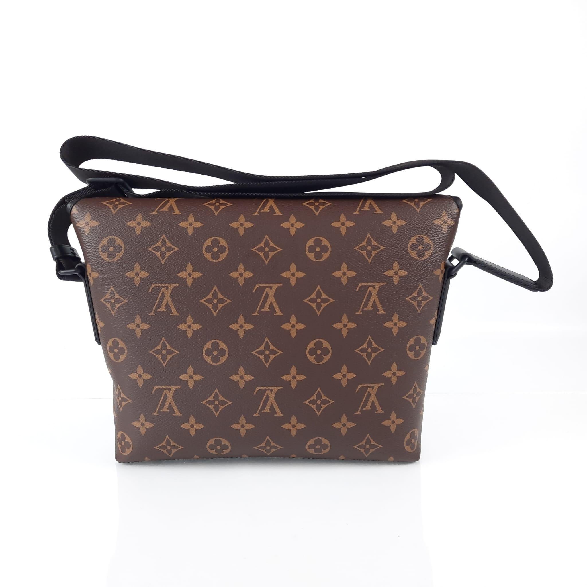 Louis Vuitton Magnetic Messenger Bag Monogram canvas  In New Condition In Nicosia, CY