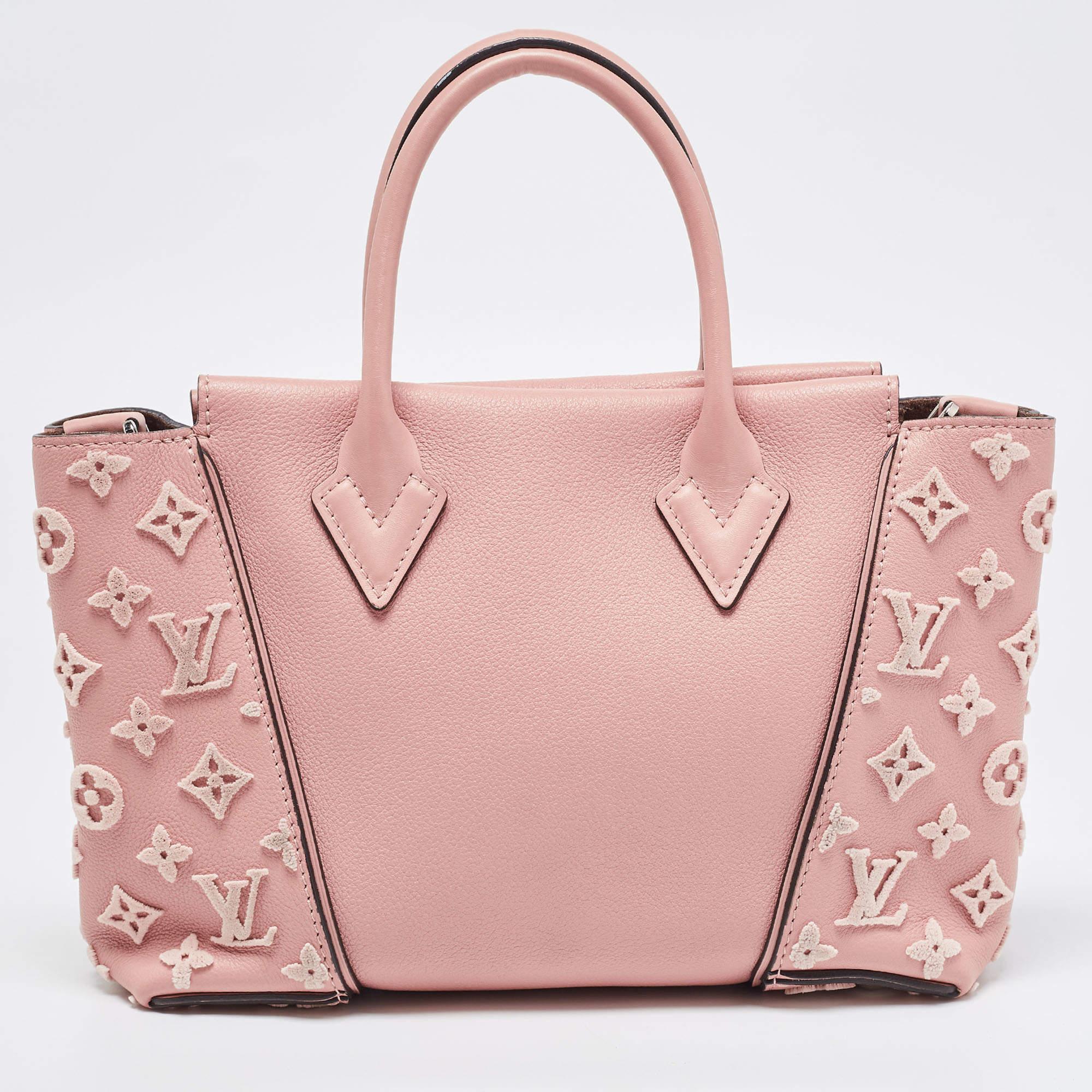 The Louis Vuitton W Bag is an exquisite fashion accessory. Its exterior features the iconic LV monogram pattern in luxurious velvet, while the sides and handles are crafted from soft Veau Cachemire leather. The 