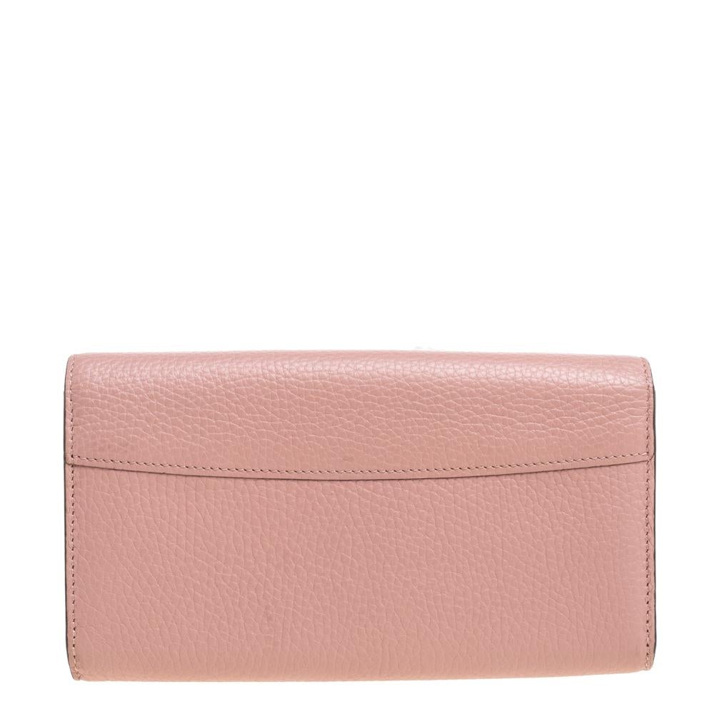 Crafted from Taurillon leather, this wallet features a delighting design. While the front LV elevates its beauty, the leather interior will dutifully hold all your daily essentials. Impeccably finished, this Capucines wallet by Louis Vuitton will