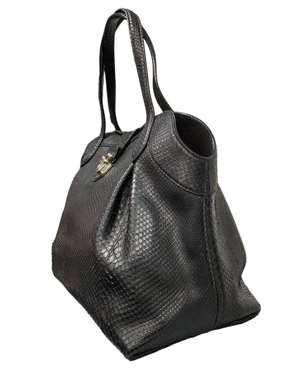 Louis Vuitton signierte Tasche, Modell Mahina Cirrus, aus schwarzem Pythonleder mit silberner Hardware.

Ausgestattet mit doppeltem Ledergriff, um die Tasche in der Hand oder über der Schulter zu tragen.

Innen mit schwarzem Leder gefüttert, recht