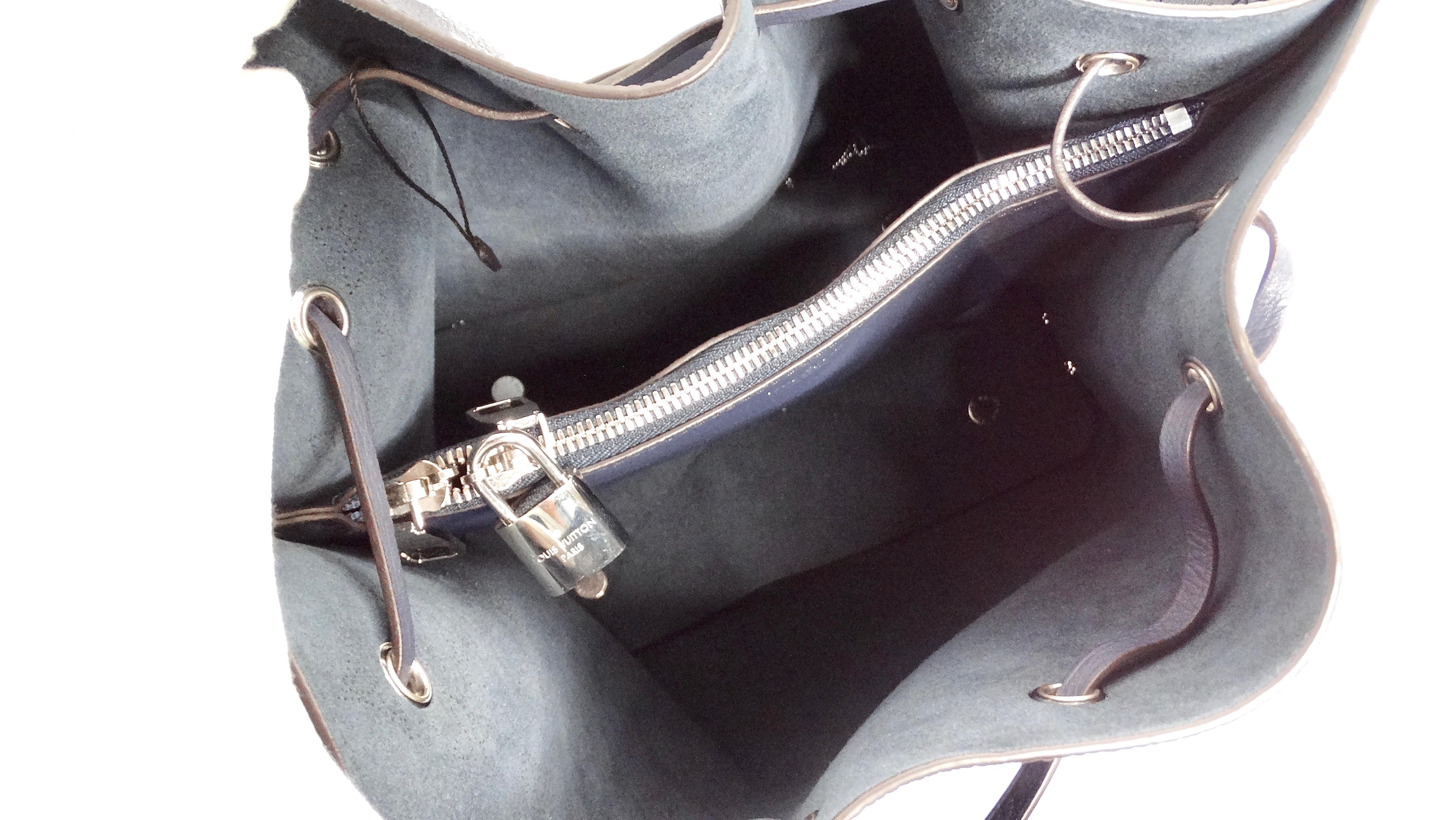 Louis Vuitton Mahina Flight Mode Muria Navy Blue Bucket Bag For Sale 5