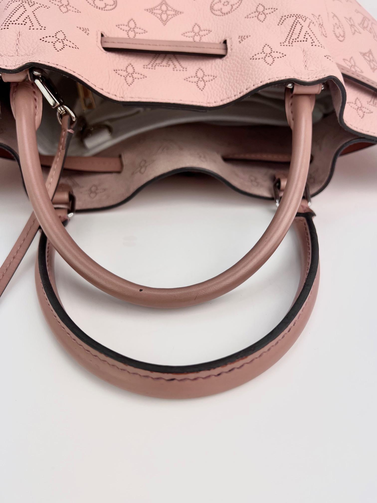 LOUIS VUITTON Mahina Girolata Monolia Light Pink Leather Hand Bag In Good Condition In Freehold, NJ