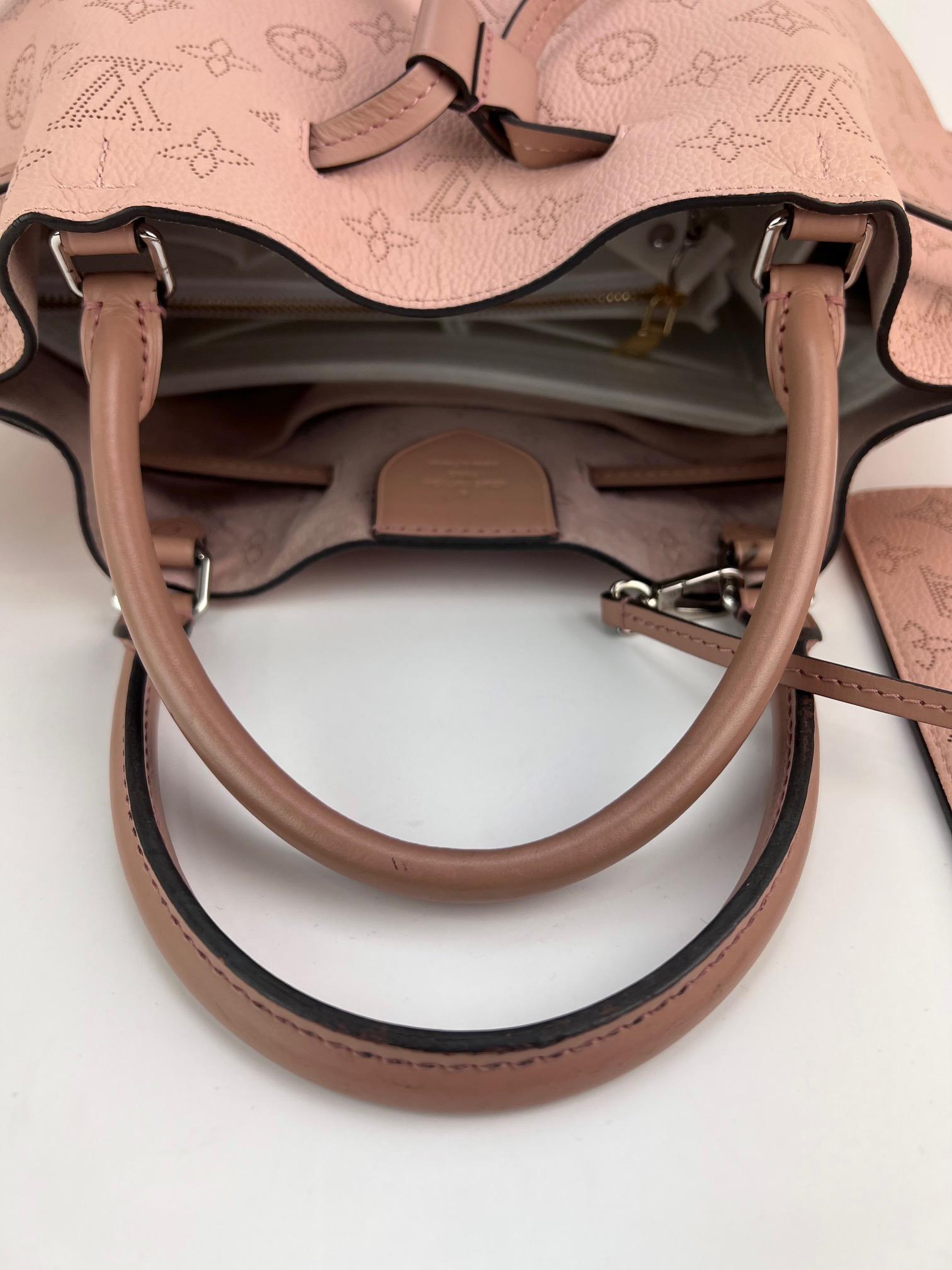 Women's or Men's LOUIS VUITTON Mahina Girolata Monolia Light Pink Leather Hand Bag