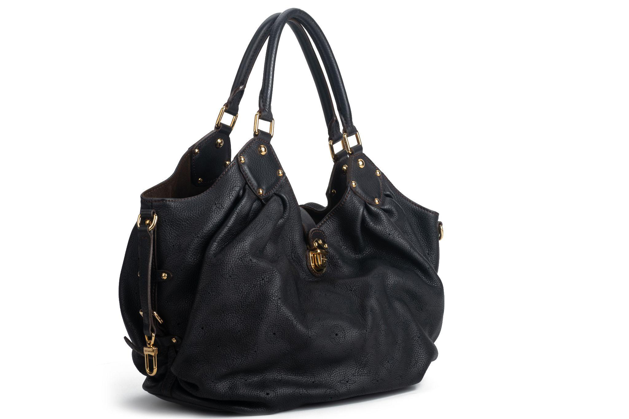 Louis Vuitton Mahina Hobo Tasche in ausgezeichnetem Zustand. Aus schwarzem Leder mit brauner Innenausstattung und goldenen Beschlägen. Die Schulterhöhe beträgt 9,5