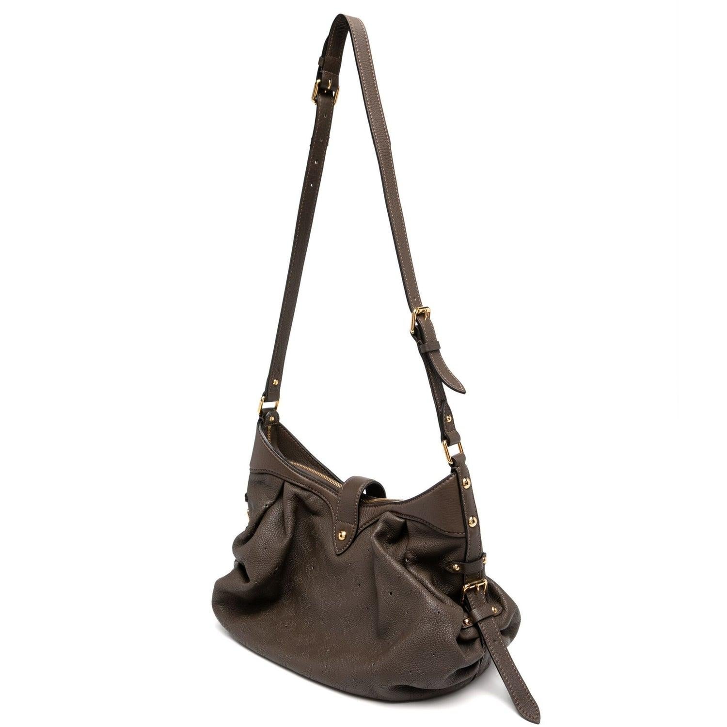 Taupe brown
Zip fastening
Buckle fastening
Gold-tone hardware
Elasticated strap
Main compartment
Internal patch pocket
Condition: Excellent
This pre-loved bag is in excellent condition with minor signs of wear.
Please kindly note all items have been