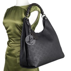 LOUIS VUITTON Mahina Leder Carmel Hobo Schwarz