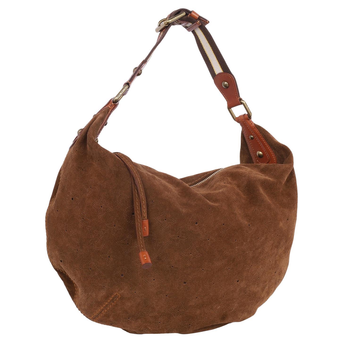 Authentische, vorgeliebte Louis Vuitton Suede Mahina Onatah Hobo Croissant Bag. Die Tasche ist aus braunem Wildleder gefertigt und mit einem fein perforierten Monogramm versehen. Der gestreifte Schulterriemen aus Canvas, Rindsleder und poliertem