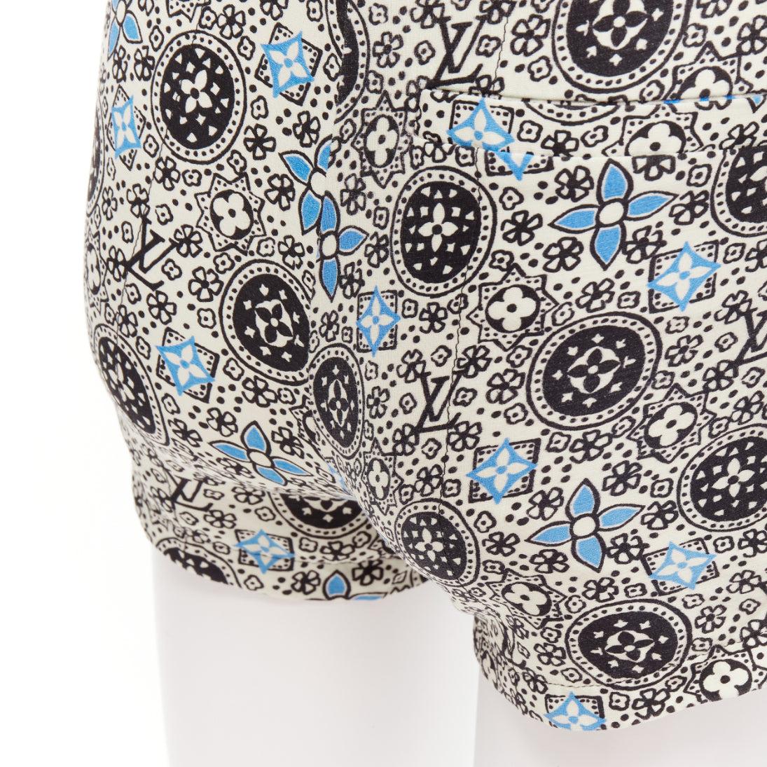 LOUIS VUITTON Majolica floral monogram print cream blue wool silk shorts FR34 XS For Sale 2