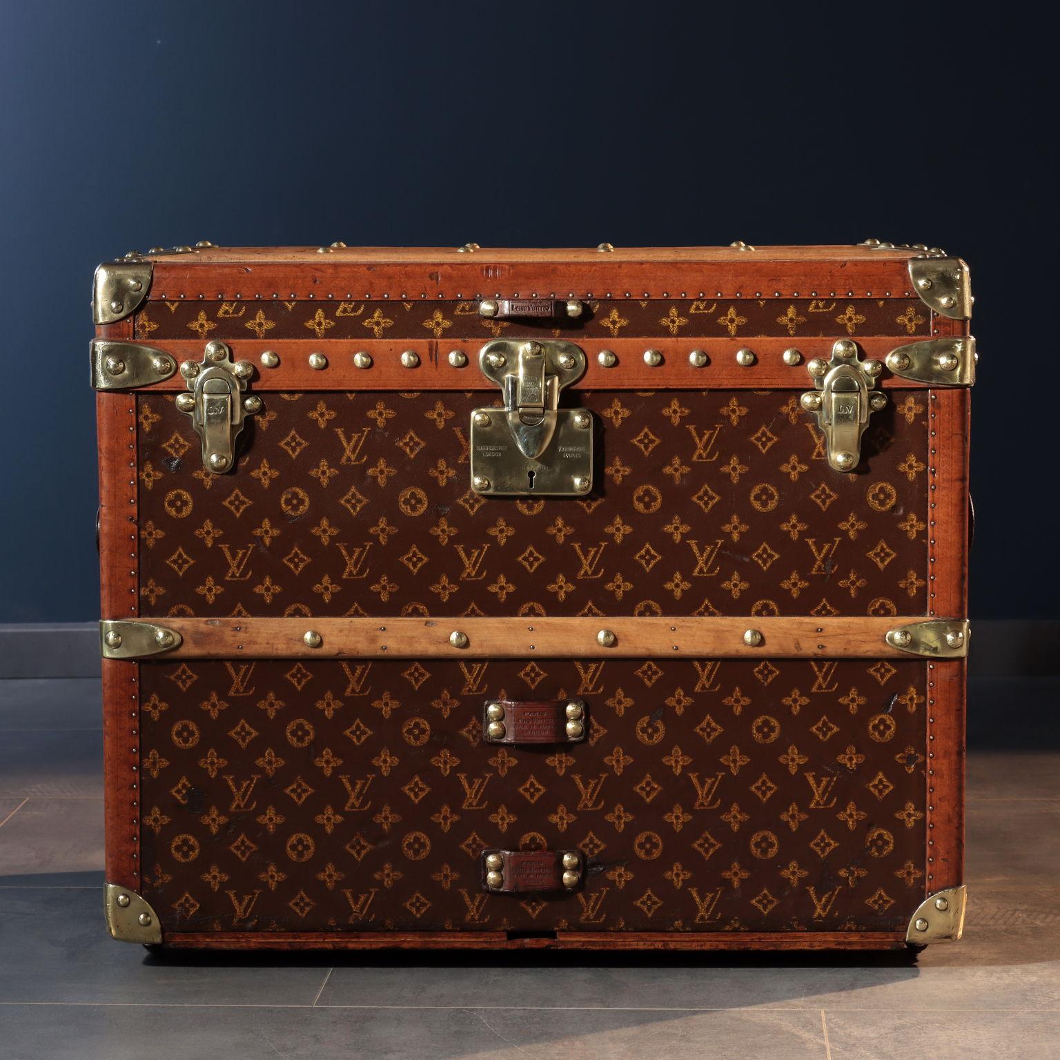 L.V. case upholstered with the iconic Monogram oil cloth of the Maison, fabric created in 1896 by Georges Vuitton, Louis Vuitton's son.
It can be dated to 1925, period in which the quality of the materials and the craftmanship historically reached