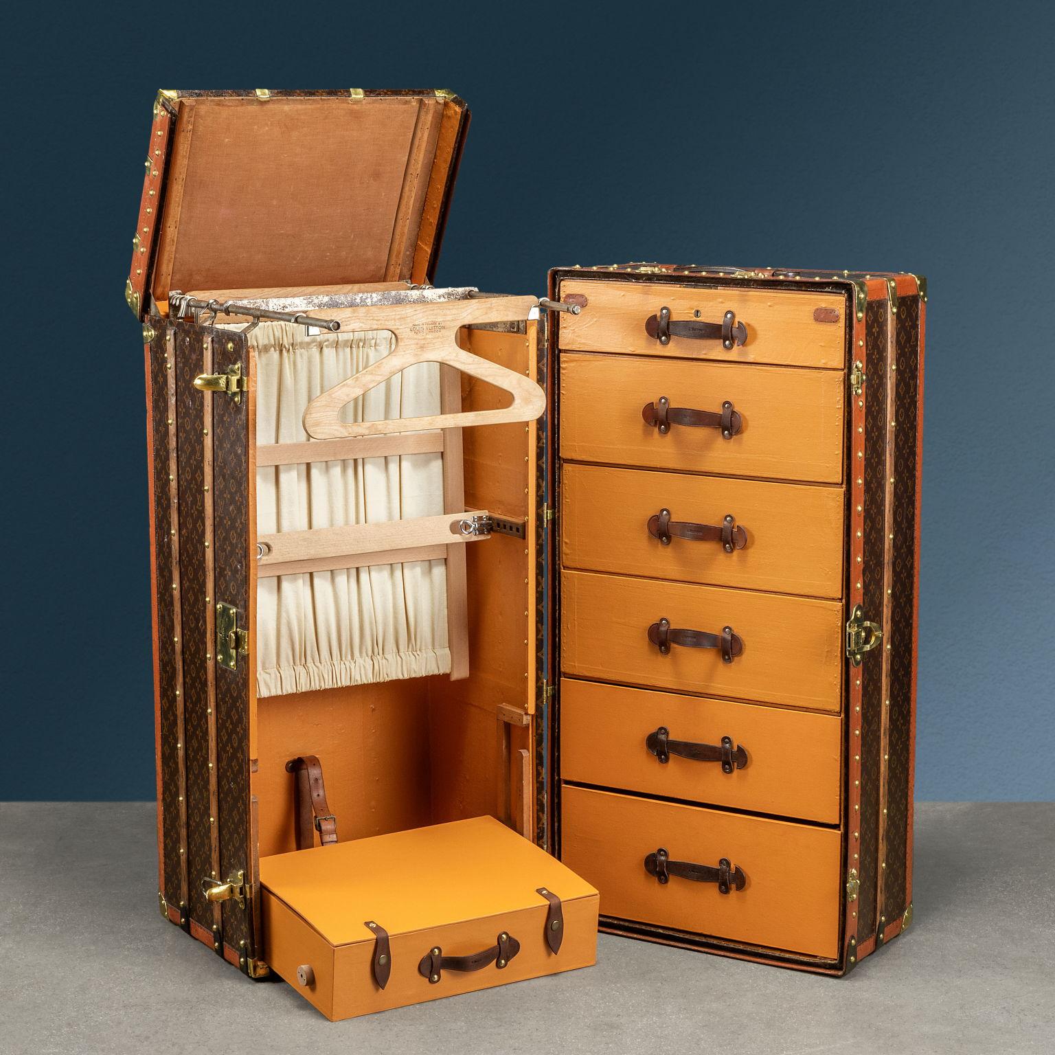 Baule Louis Vuitton databile al 1935 ca., restaurato e riportato alle condizioni originali. Si tratta di un Malle Armoire, ovvero un baule-armadio apribile verticalmente in due parti, dotato internamente di una sezione con uno o più scomparti e una