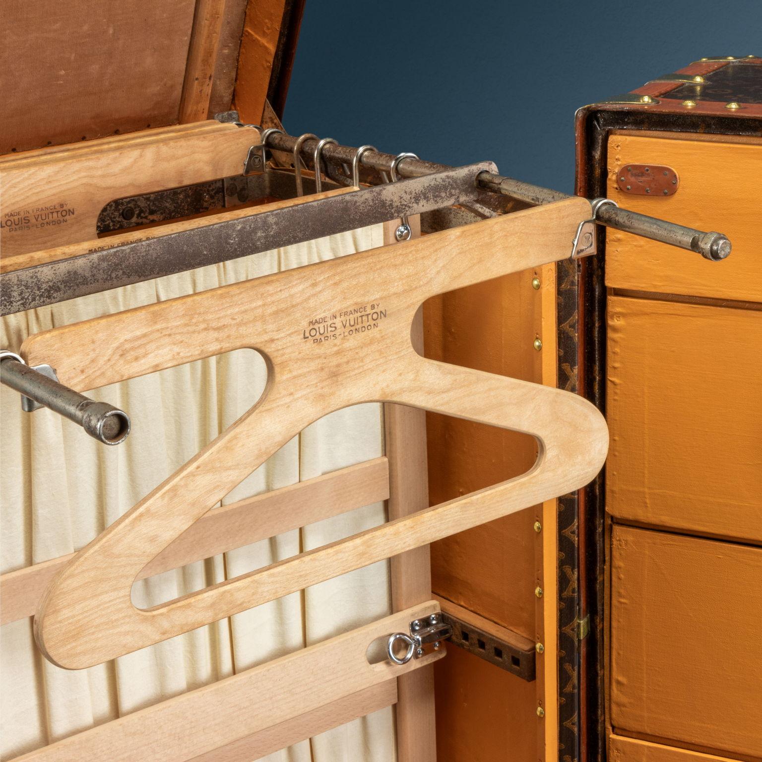 Mid-Century moderno Louis Vuitton Malle Armoire Parigi 1935 ca. in vendita