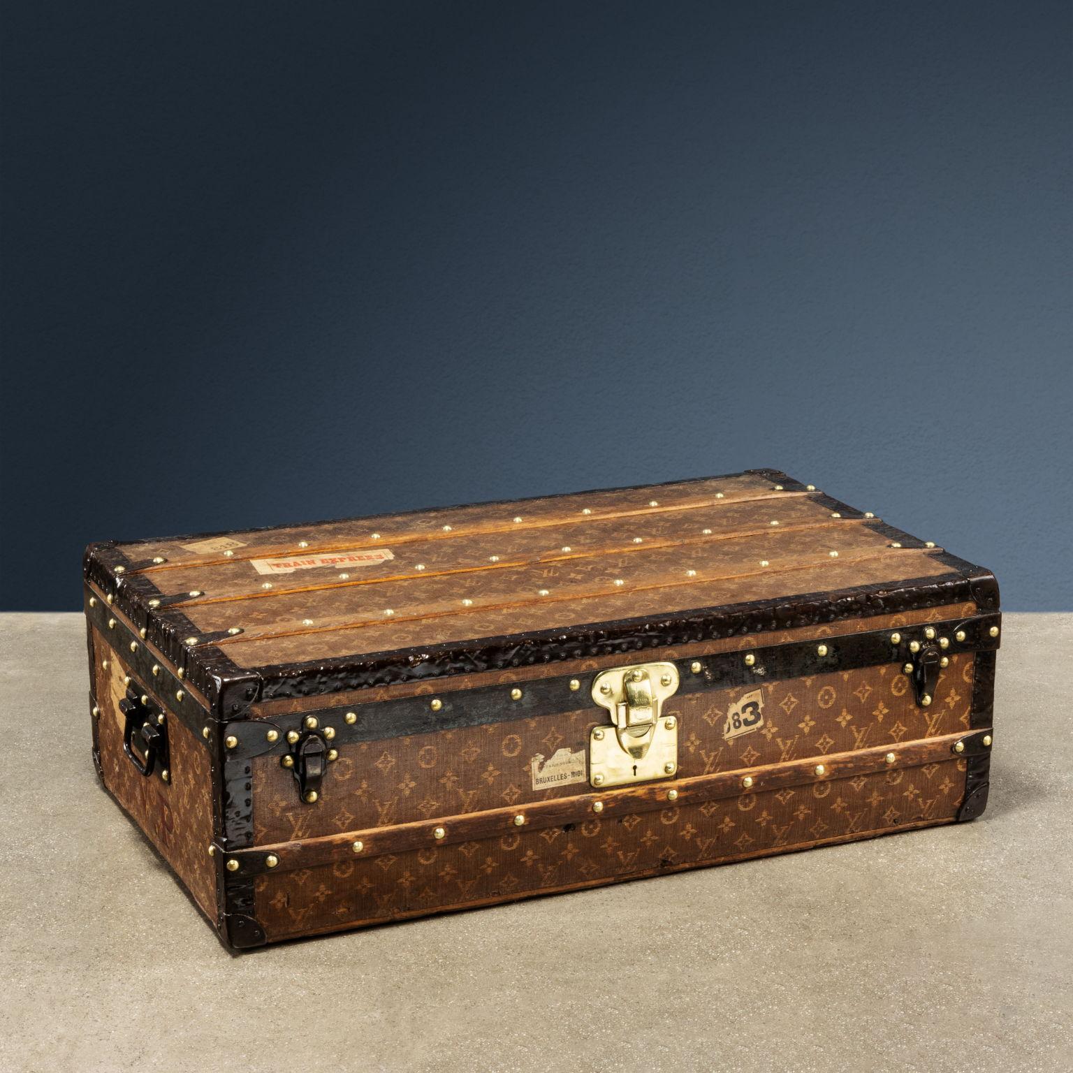 Louis Vuitton trunk dated between 1899 and 1904, covered in monogrammed Jacquard tissée canvas. This type of fabric, used between 1896 and 1904, represents one of the most complicated coverings to find in good condition, precisely because of the