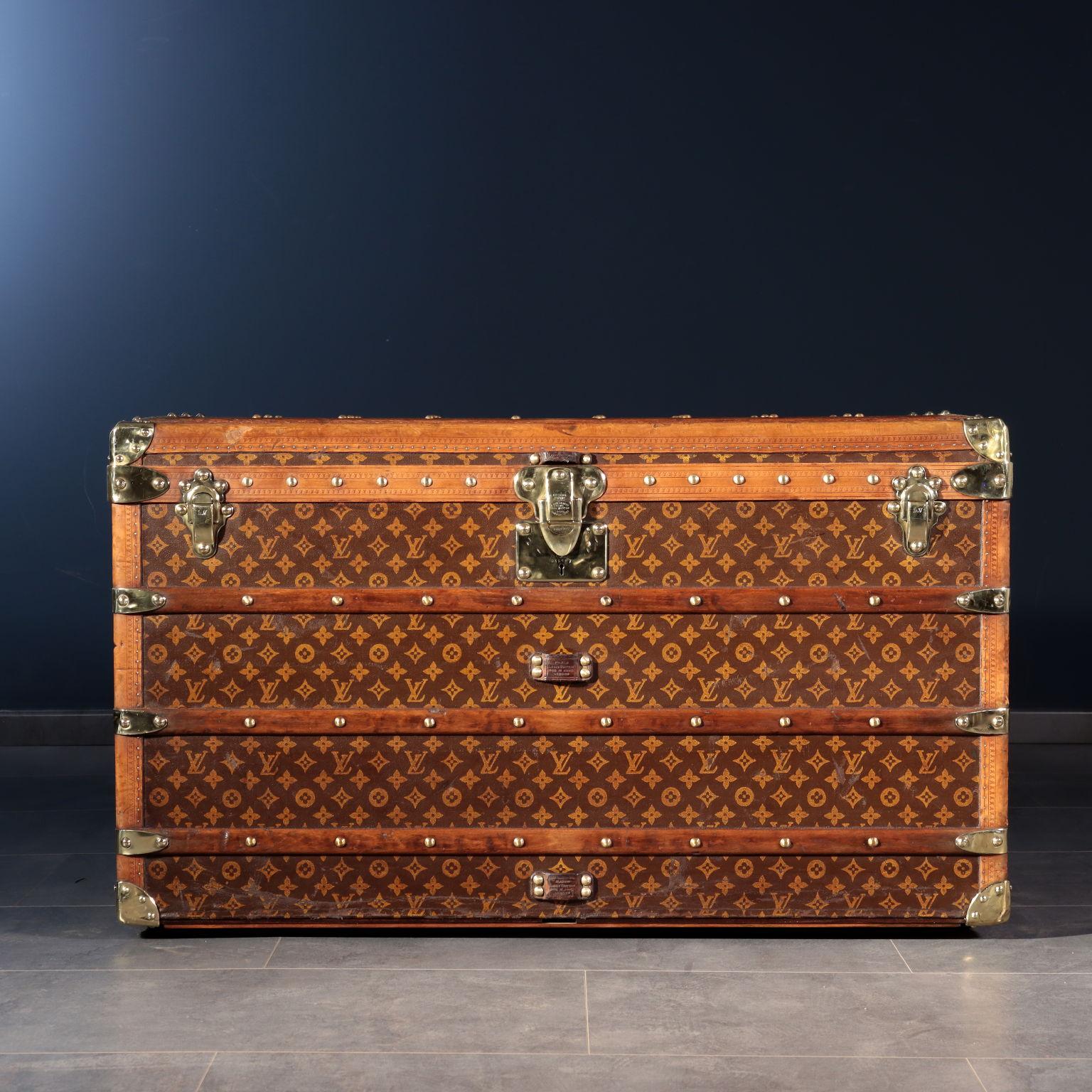 L.V. case that can be dated to 1920-1925, when the quality of the materials and the craftmanship historically reached its highest level.
This is a case commissioned to the Maison probably by a jockey, who had his travel case customized with an