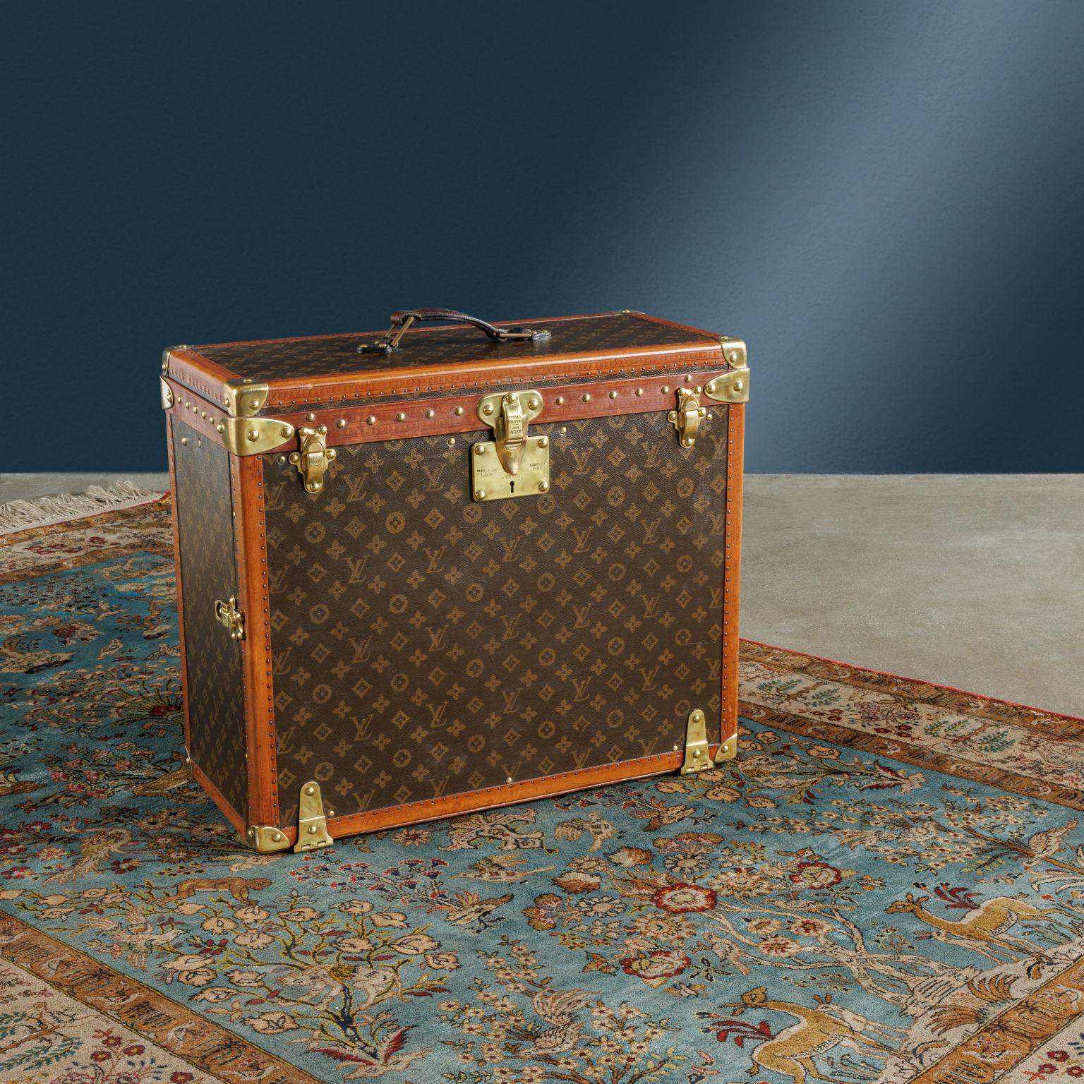 Baule Louis Vuitton databile alla fine degli anni '40, restaurato e riportato alle condizioni originali. Si tratta di un baule da viaggio di dimensioni ridotte rispetto ai normali standard, pensato per essere collocato in maniera molto pratica nelle