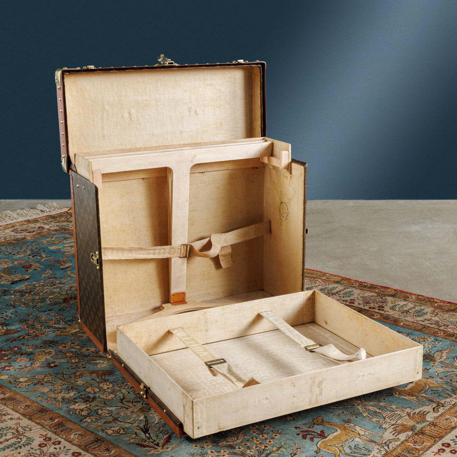 Mid-Century Modern Louis Vuitton Malle de Voyage Personnalisées. Parigi Fine Anni '40 del Novecento For Sale