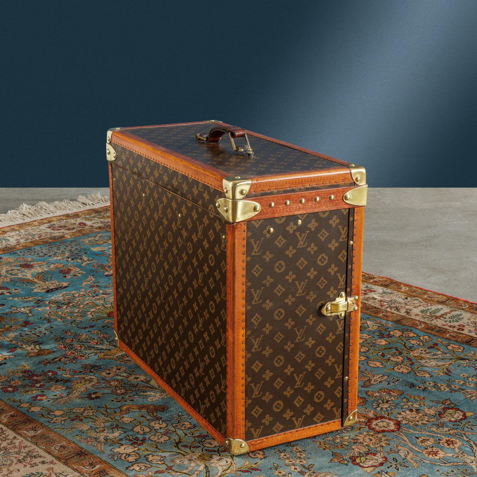 Mid-20th Century Louis Vuitton Malle de Voyage Personnalisées. Parigi Fine Anni '40 del Novecento For Sale