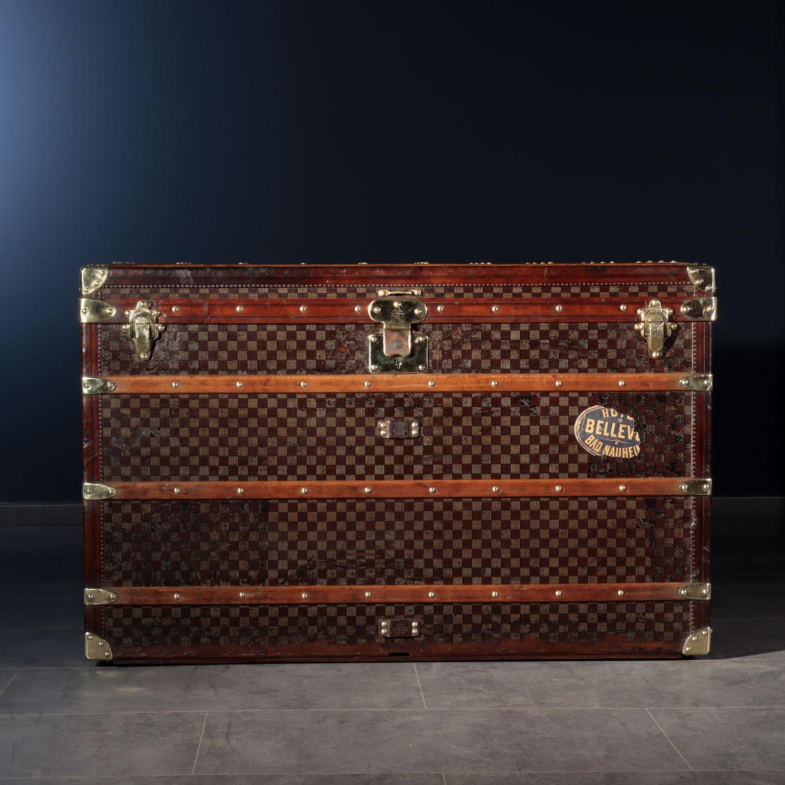 L.V. case dating back to 1890, upholstered with Damier fabric, the famous checkered brown and beige fabric, invented a few years prior by Georges Vuitton, Louis' son.
It is a pretty big men's case, commissioned to endure long trips. The interior is